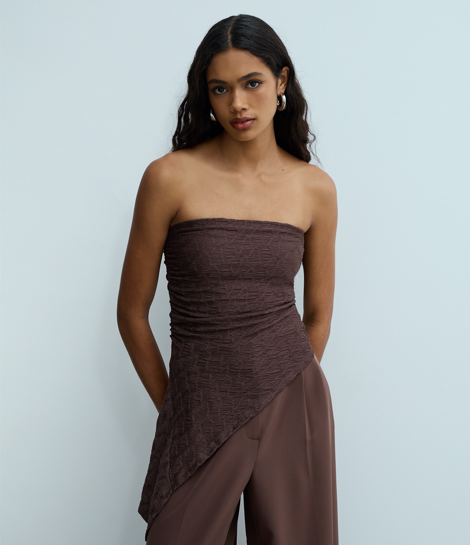 Blusa Tomara Que Caia Texturizada com Barra Assimétrica Marrom 1