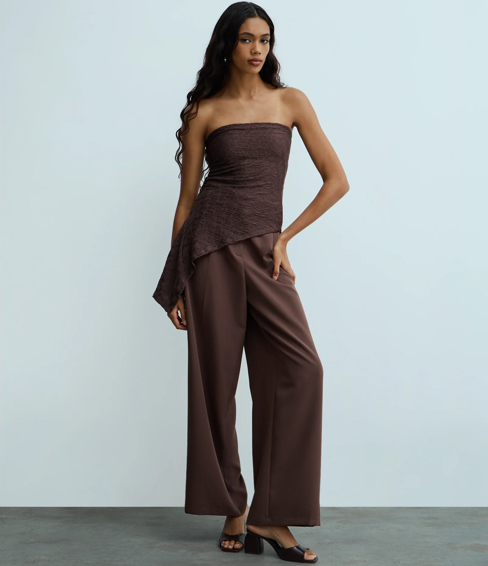 Blusa Tomara Que Caia Texturizada com Barra Assimétrica Marrom 2