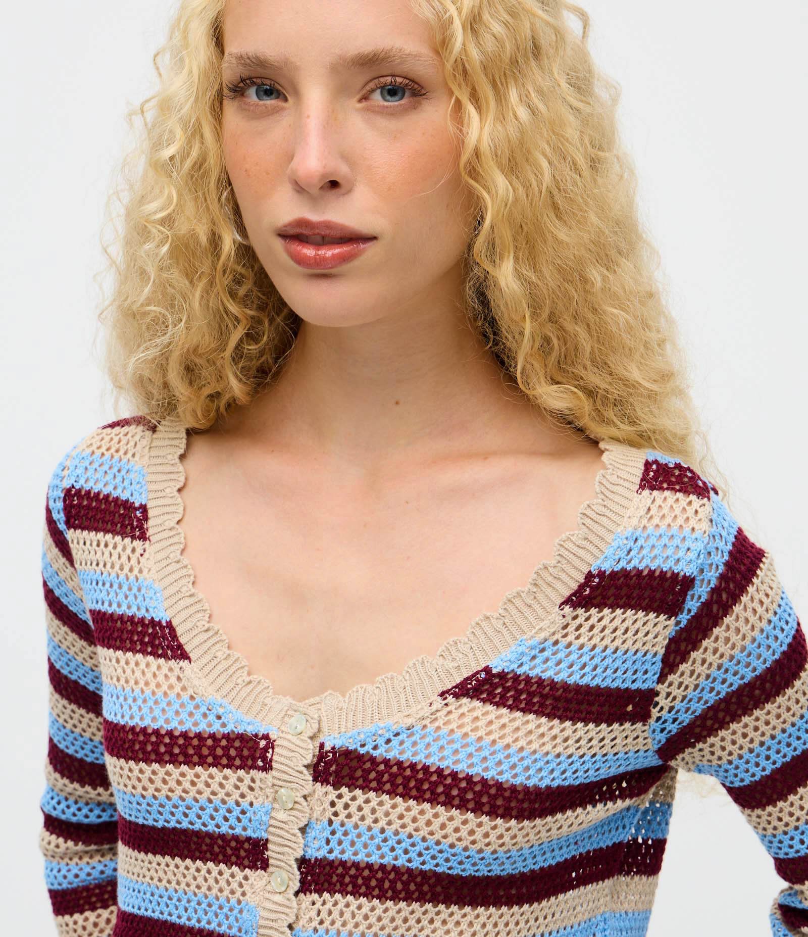 Casaco Cropped em Tricô Listrado com Acabamento Ondinha Azul 4