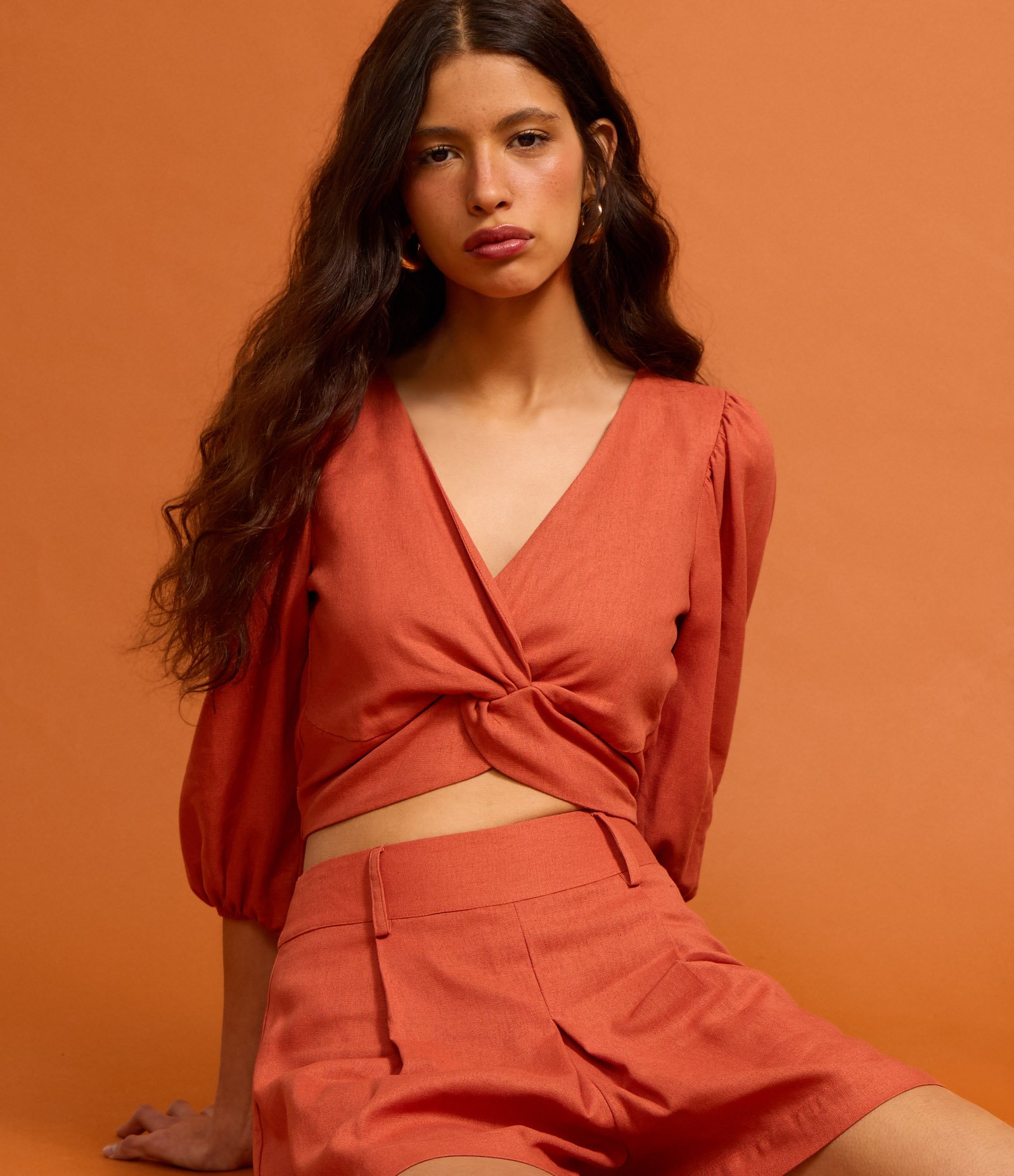 Short em Viscolinho com Pregas e Passante Marrom 5