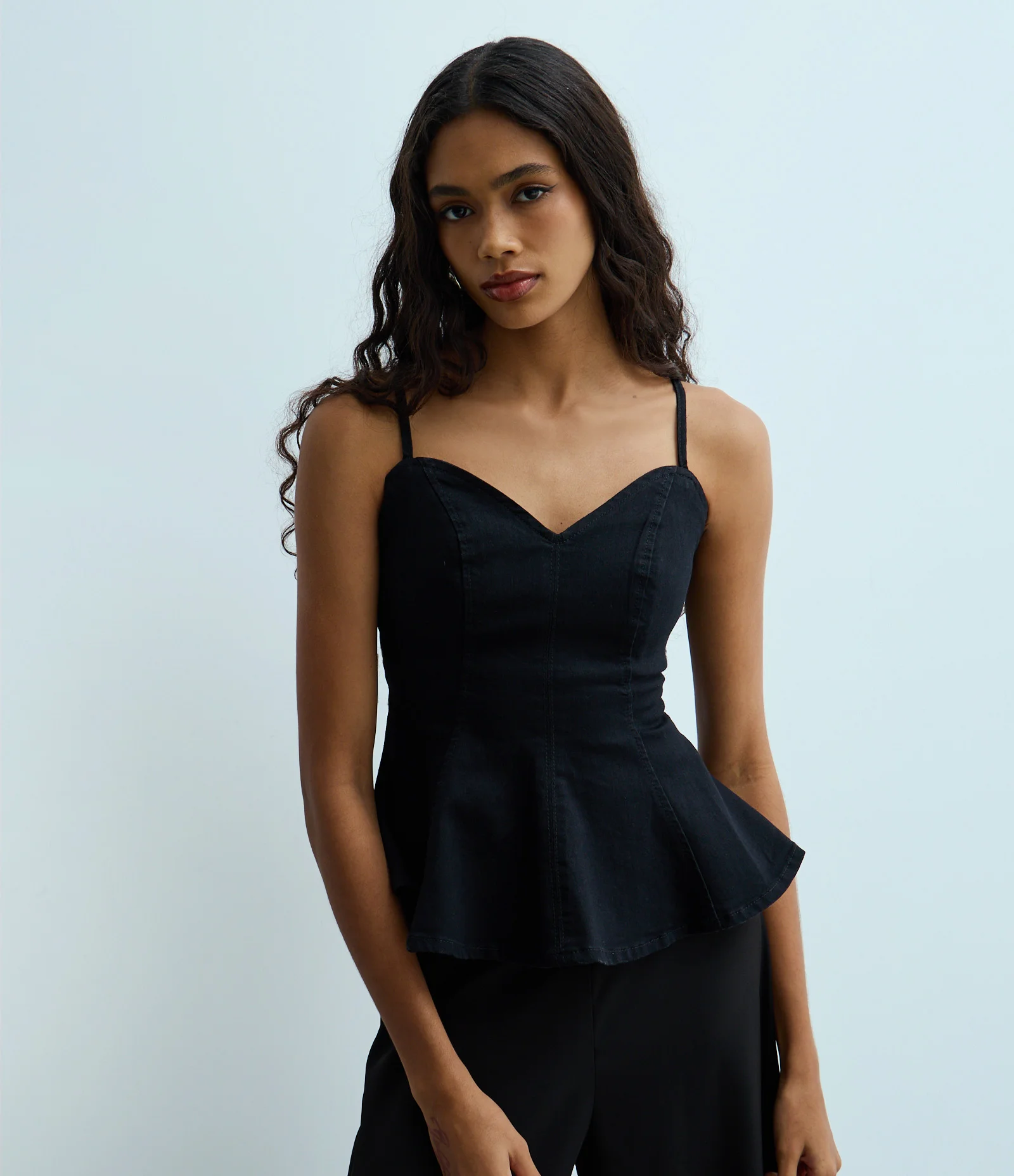 Blusa Slim em Jeans com Decote Coração e Alças Finas Preto 1