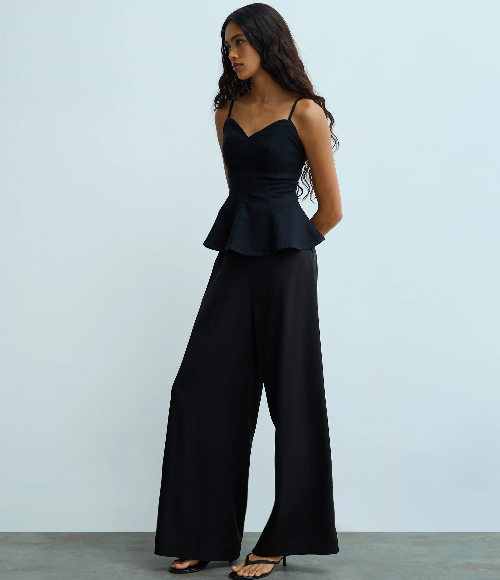 Blusa Slim em Jeans com Decote Coração e Alças Finas Preto 2