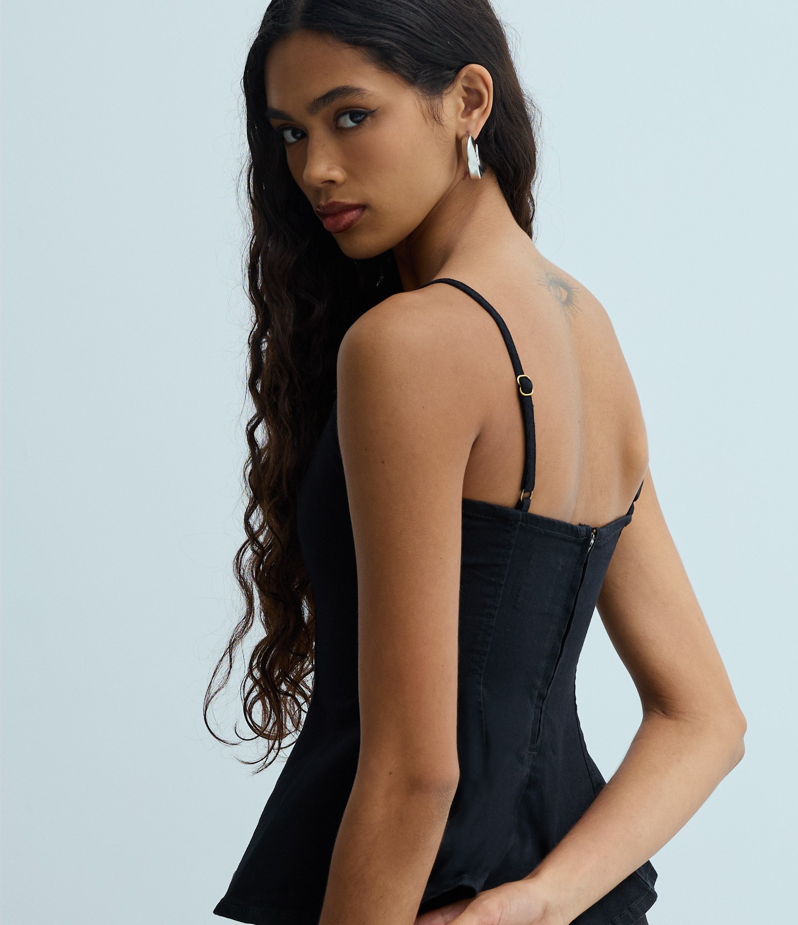 Blusa Slim em Jeans com Decote Coração e Alças Finas Preto 3