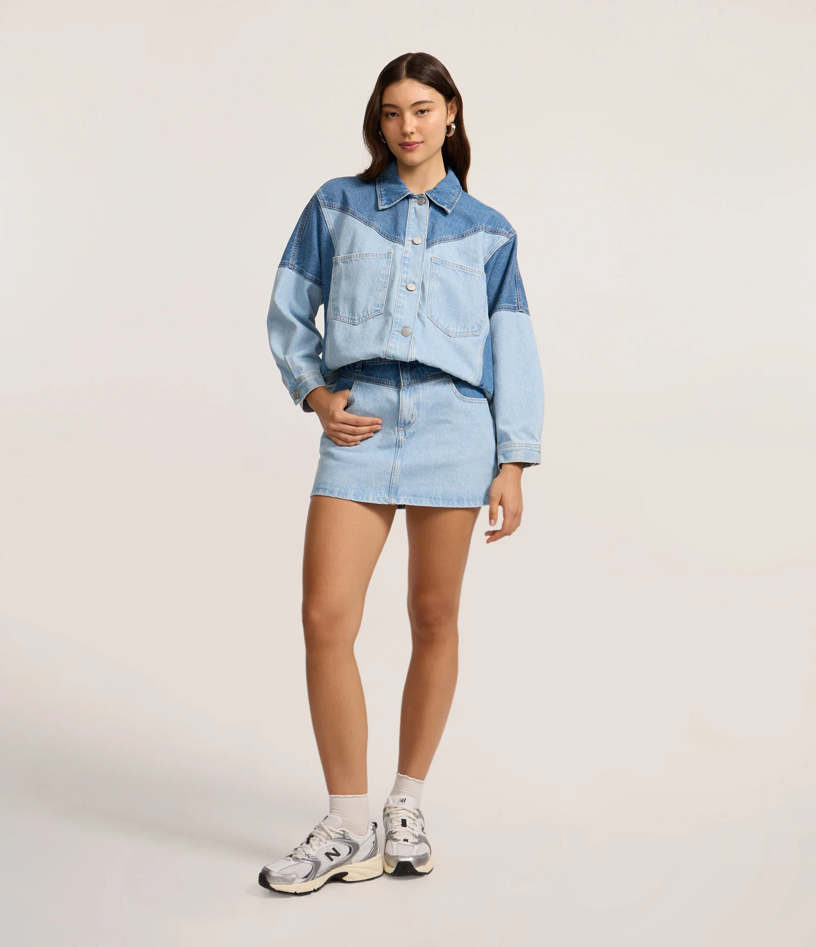 Saia Mini em Jeans com Recortes em Dois Tons Azul Claro 1