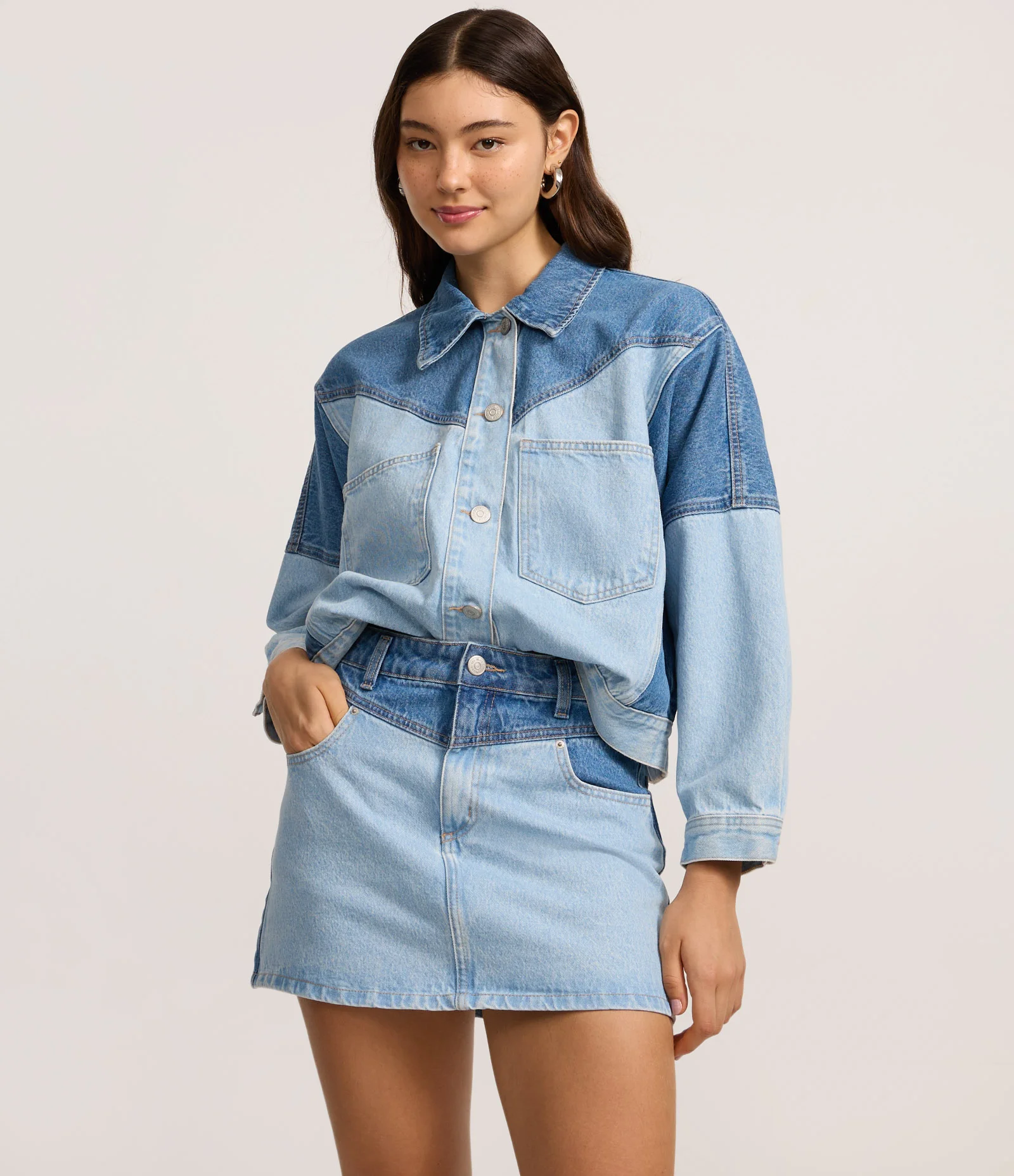 Saia Mini em Jeans com Recortes em Dois Tons Azul Claro 2