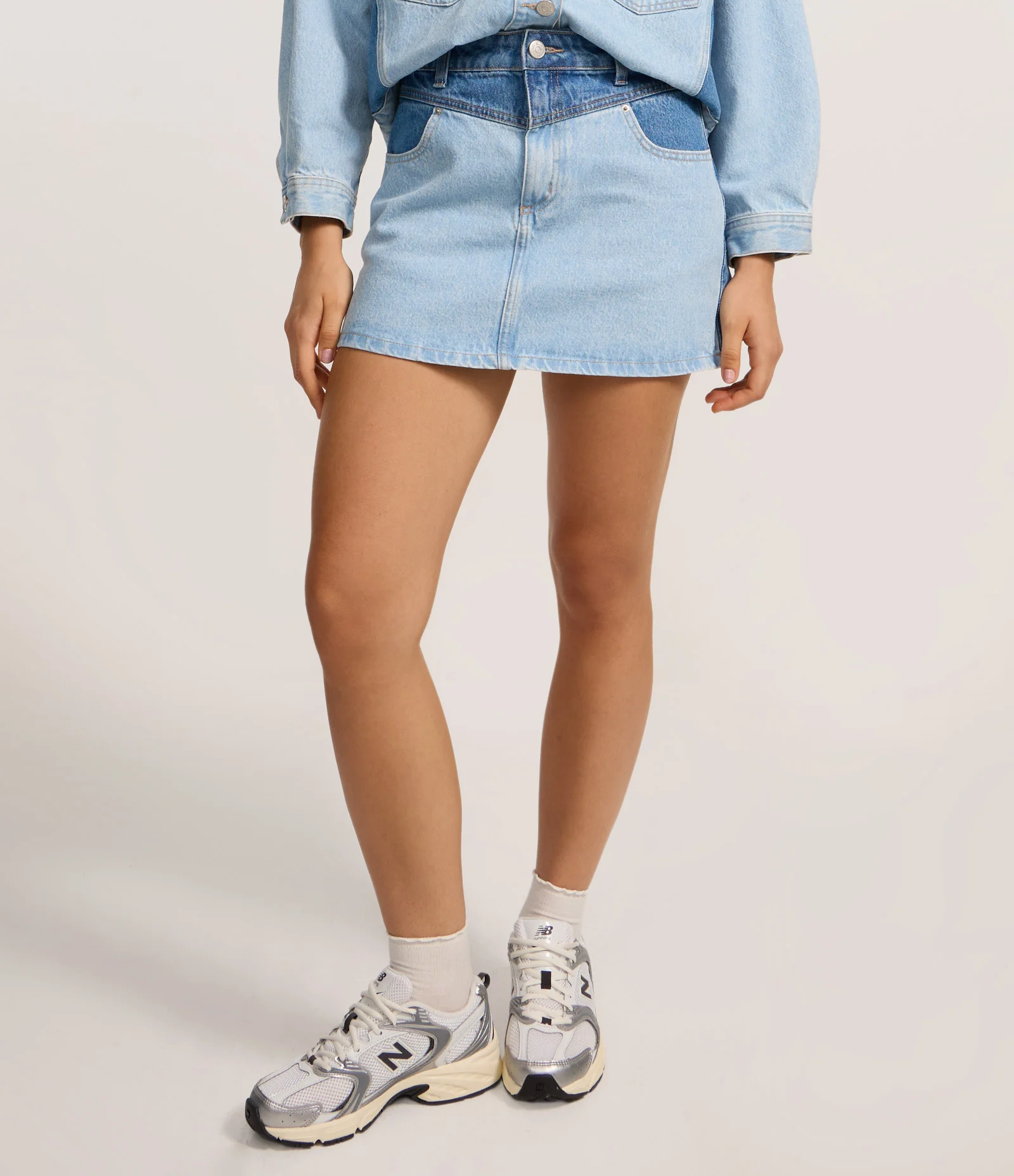 Saia Mini em Jeans com Recortes em Dois Tons Azul Claro 3