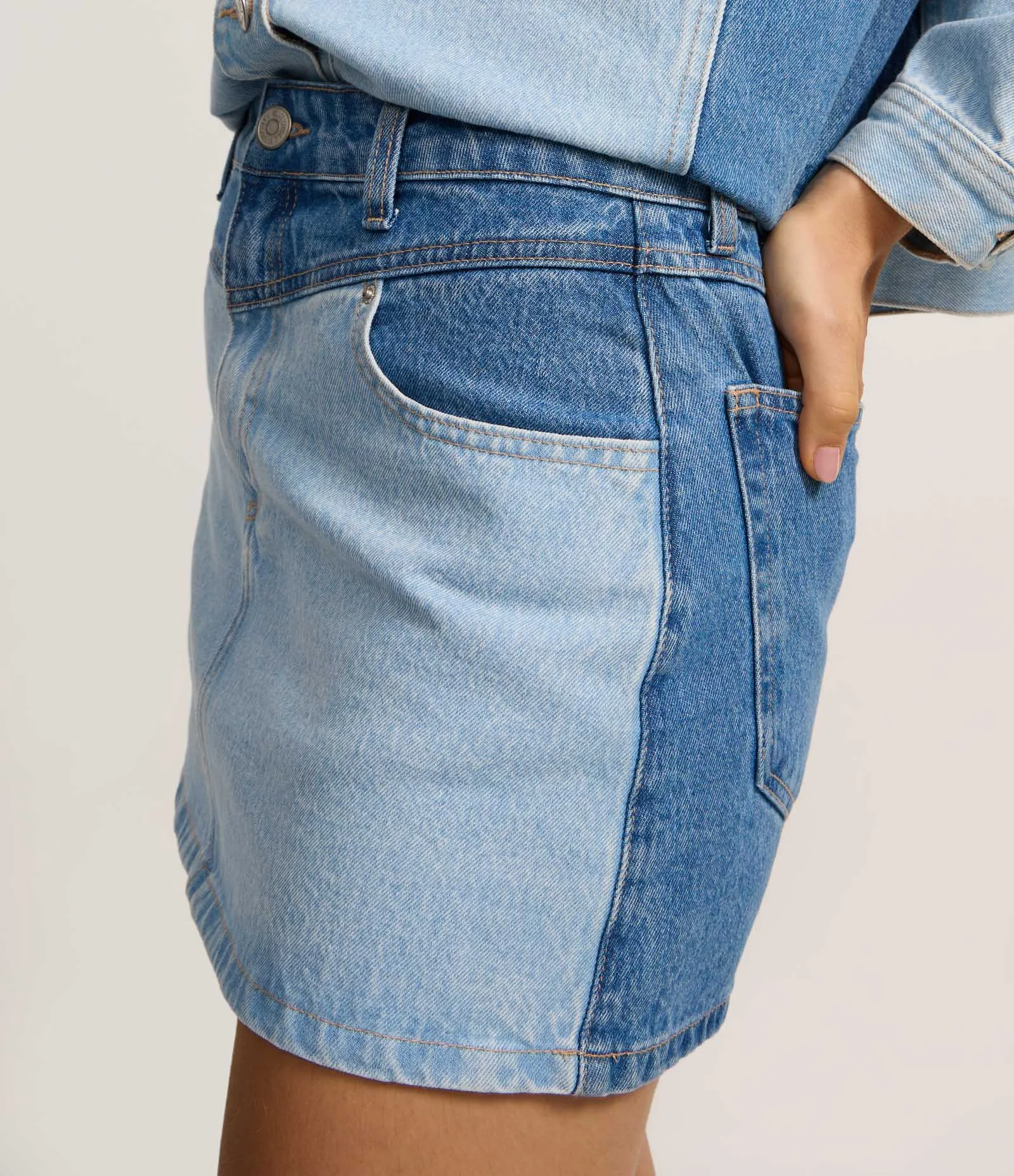 Saia Mini em Jeans com Recortes em Dois Tons Azul Claro 4