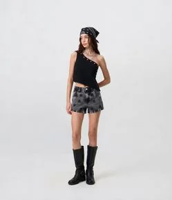 Short Cintura Média em Jeans com Estrelas Bordadas