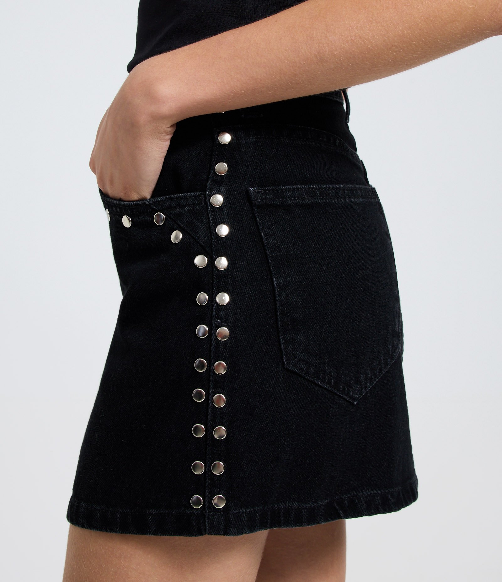 Minissaia em Jeans com Tachas e Cinco Bolsos Preto 4
