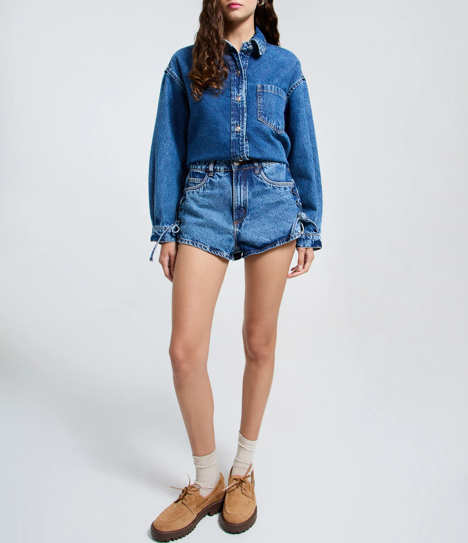Short Micro Cintura Baixa em Jeans com Amarrações Médio 2