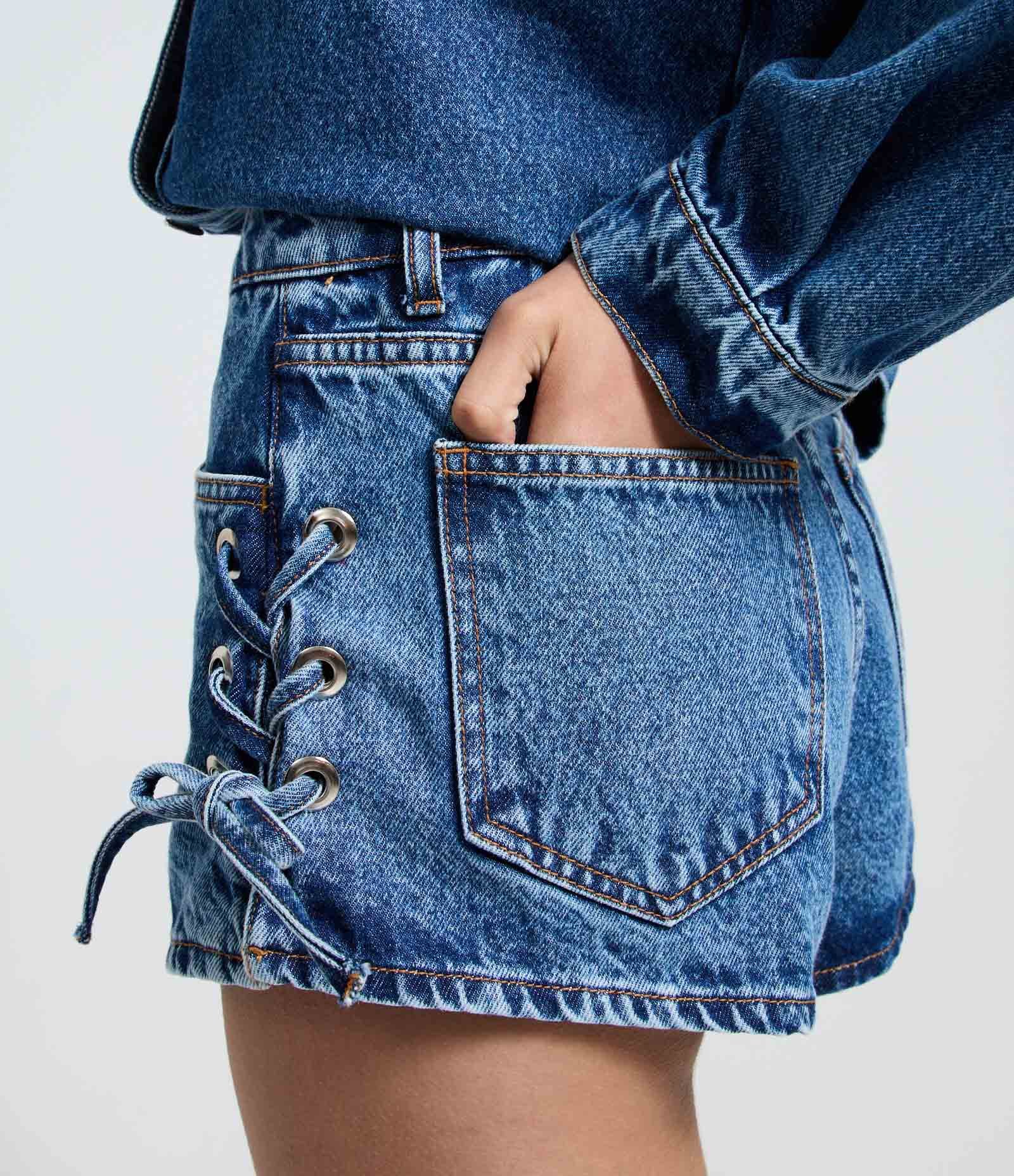 Short Micro Cintura Baixa em Jeans com Amarrações Médio 3
