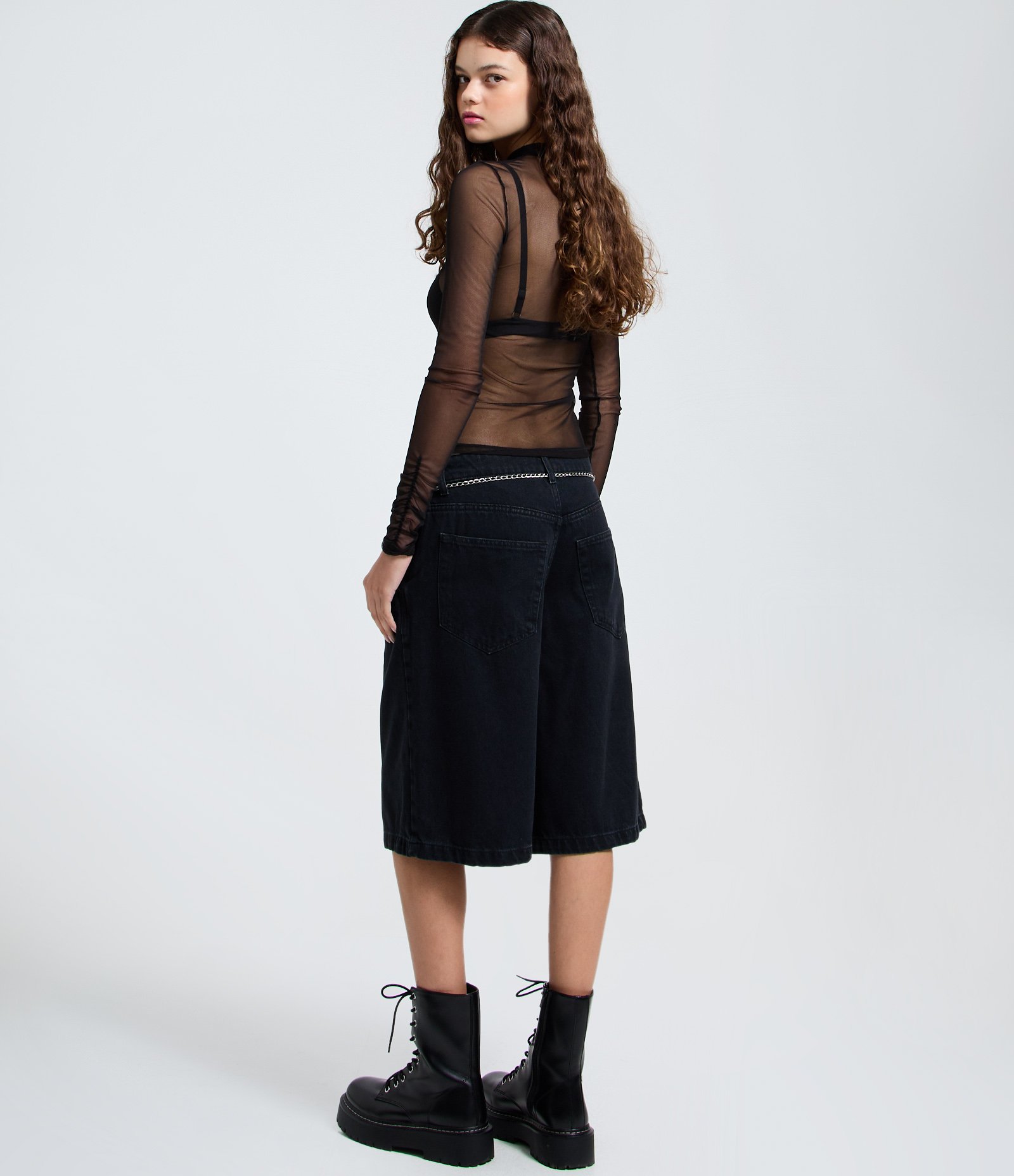 Bermuda Jorts em Jeans com Cinto Corrente Preto 5