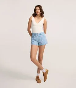 Short Jeans com Bordado de Hibisco e Barra Desfiada