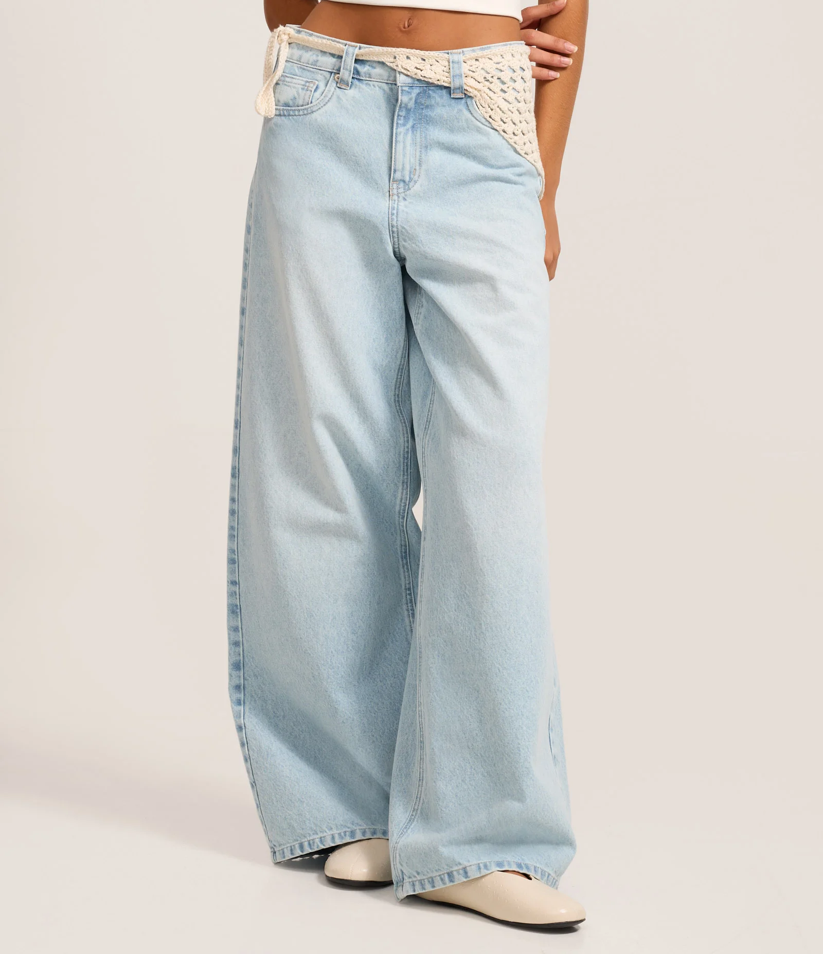 Calça Pantalona Cintura Média em Jeans com Cinto de Tricô Claro 3