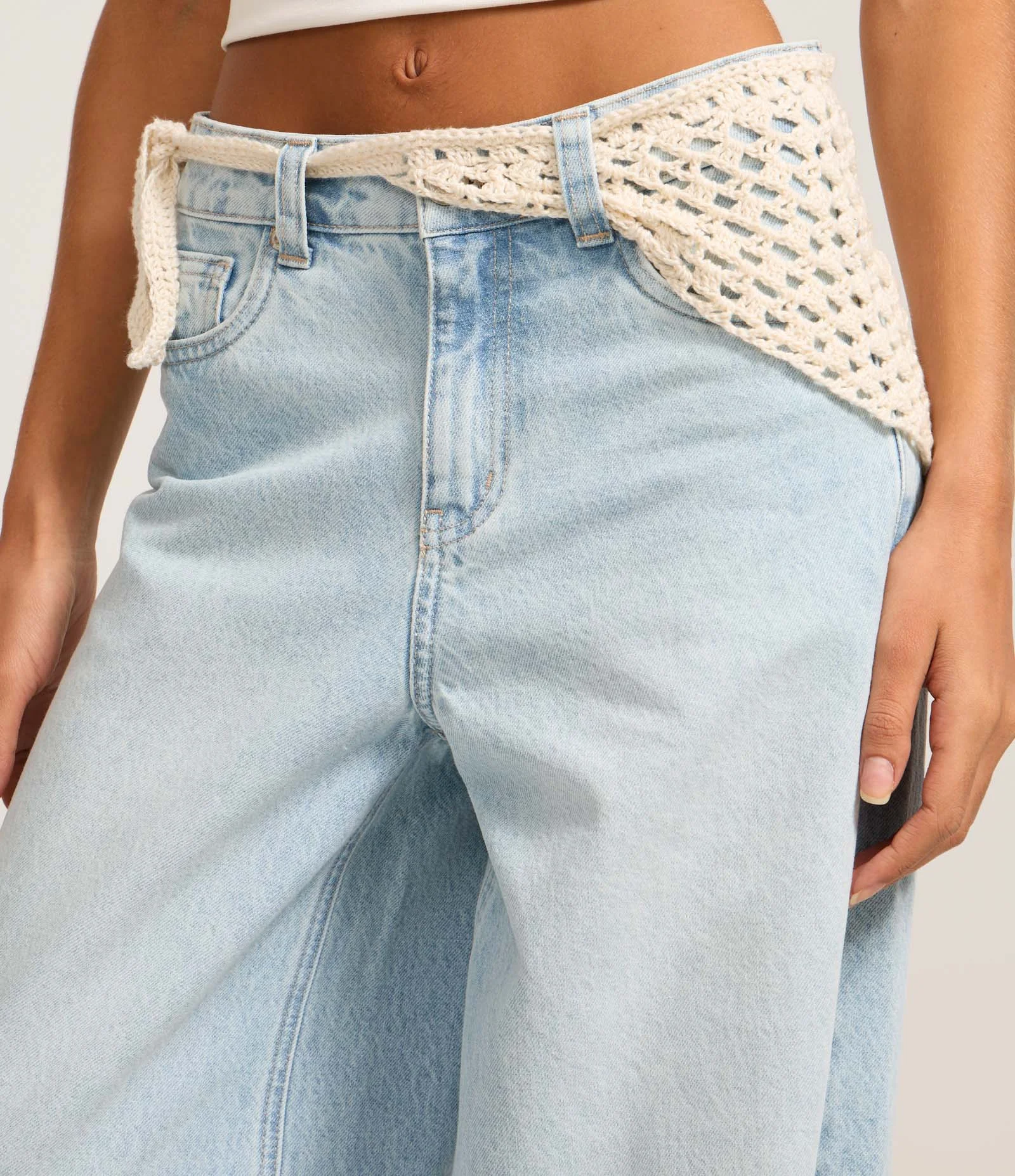 Calça Pantalona Cintura Média em Jeans com Cinto de Tricô Claro 4