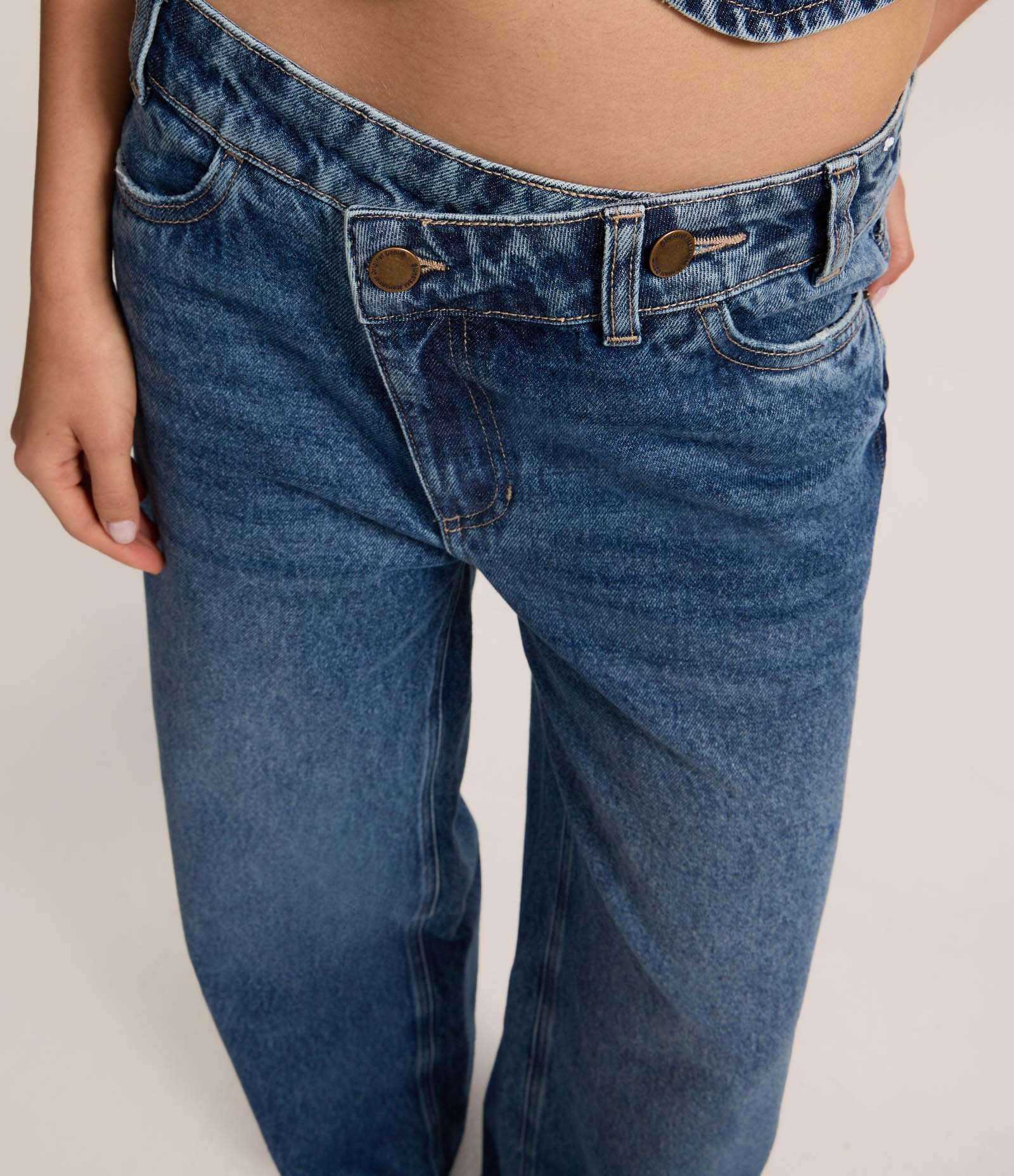 Calça Wide Leg em Jeans com Cós Transpassado Azul Escuro 4