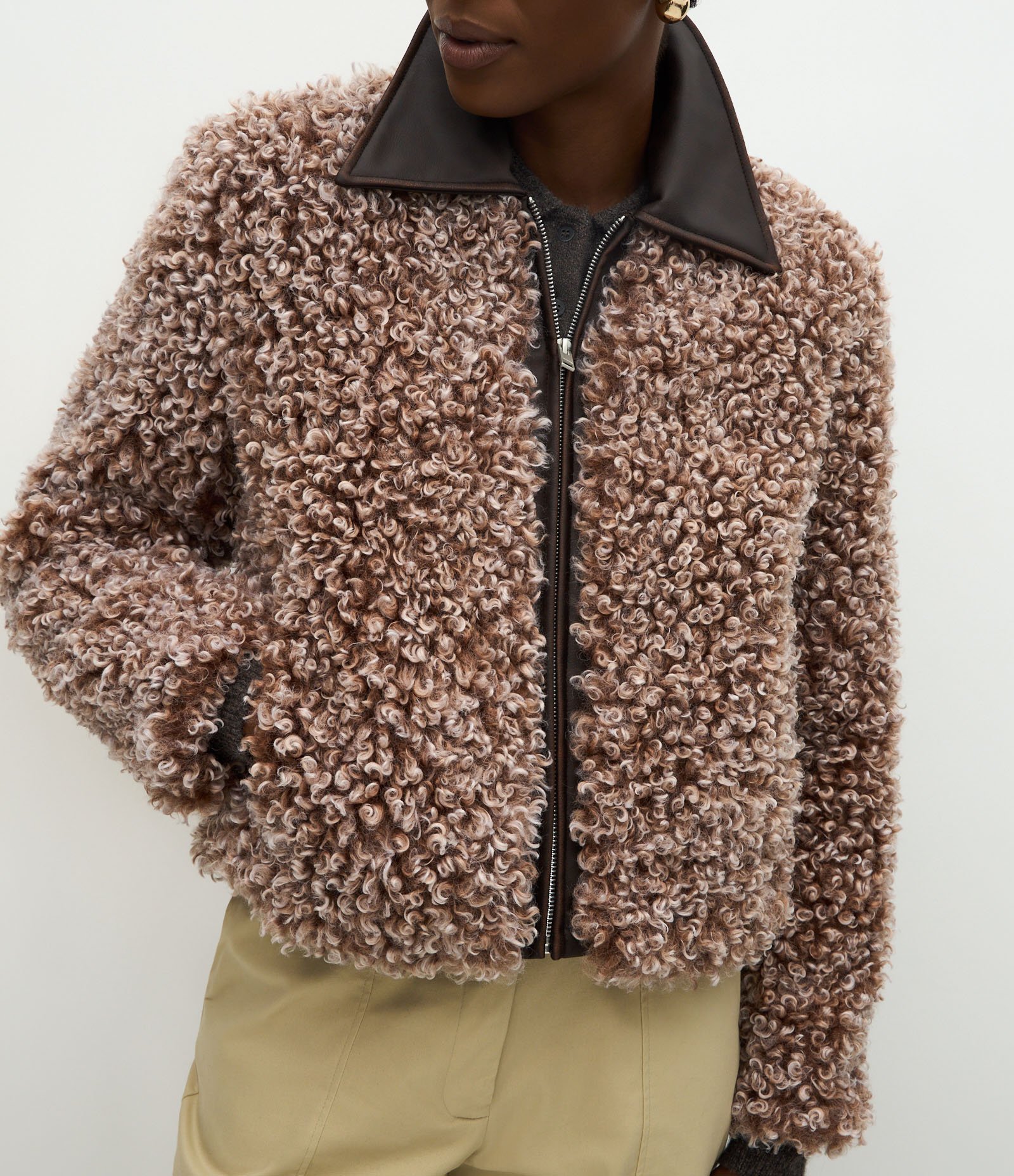 Jaqueta Pesada com Pelos e Gola em PU Marrom 4