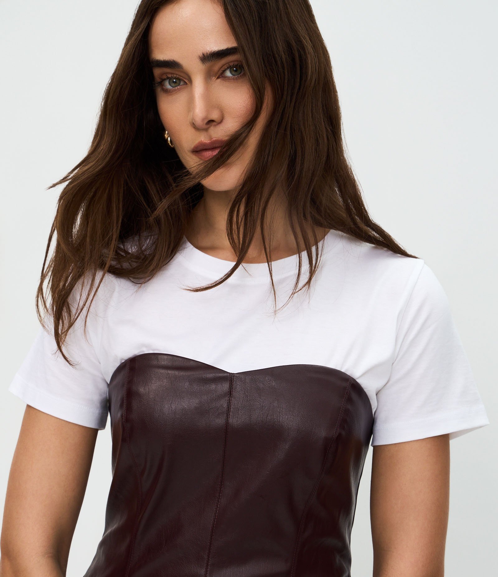 Blusa Peplum Tomara que Caia em PU com Decote Coração Marrom 3