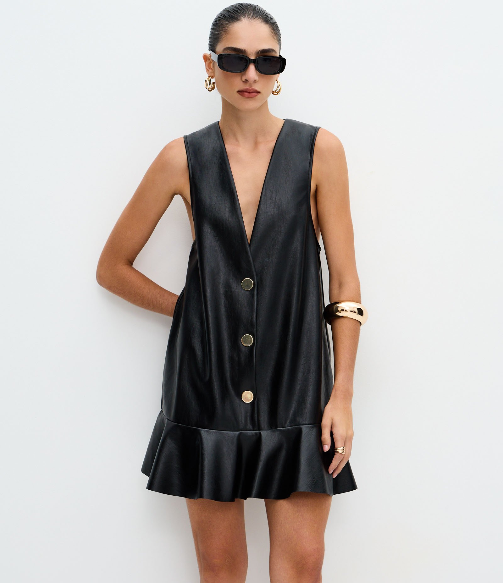 Vestido Salopete Curto em PU com Abotoamento Preto 1