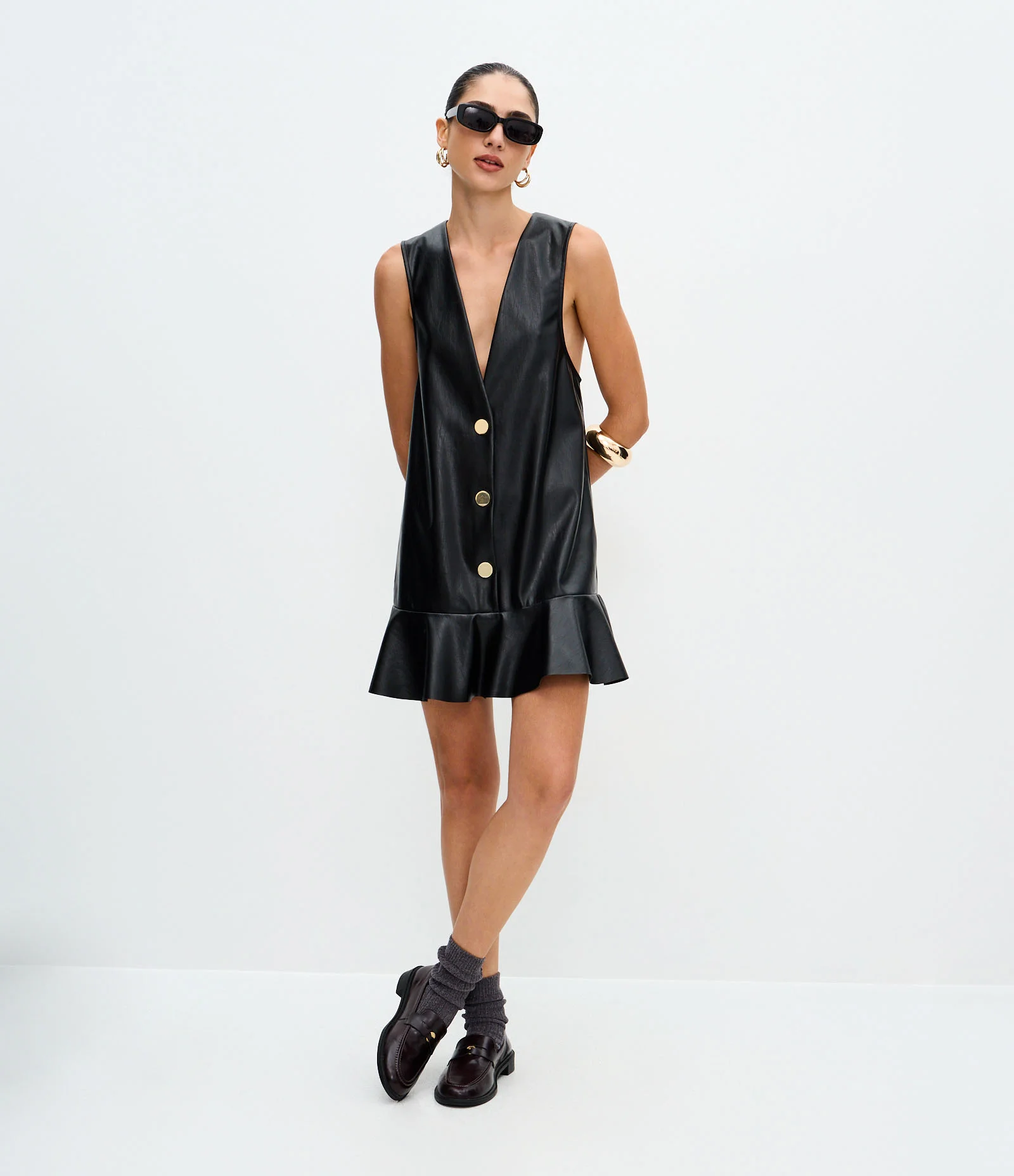 Vestido Salopete Curto em PU com Abotoamento Preto 2