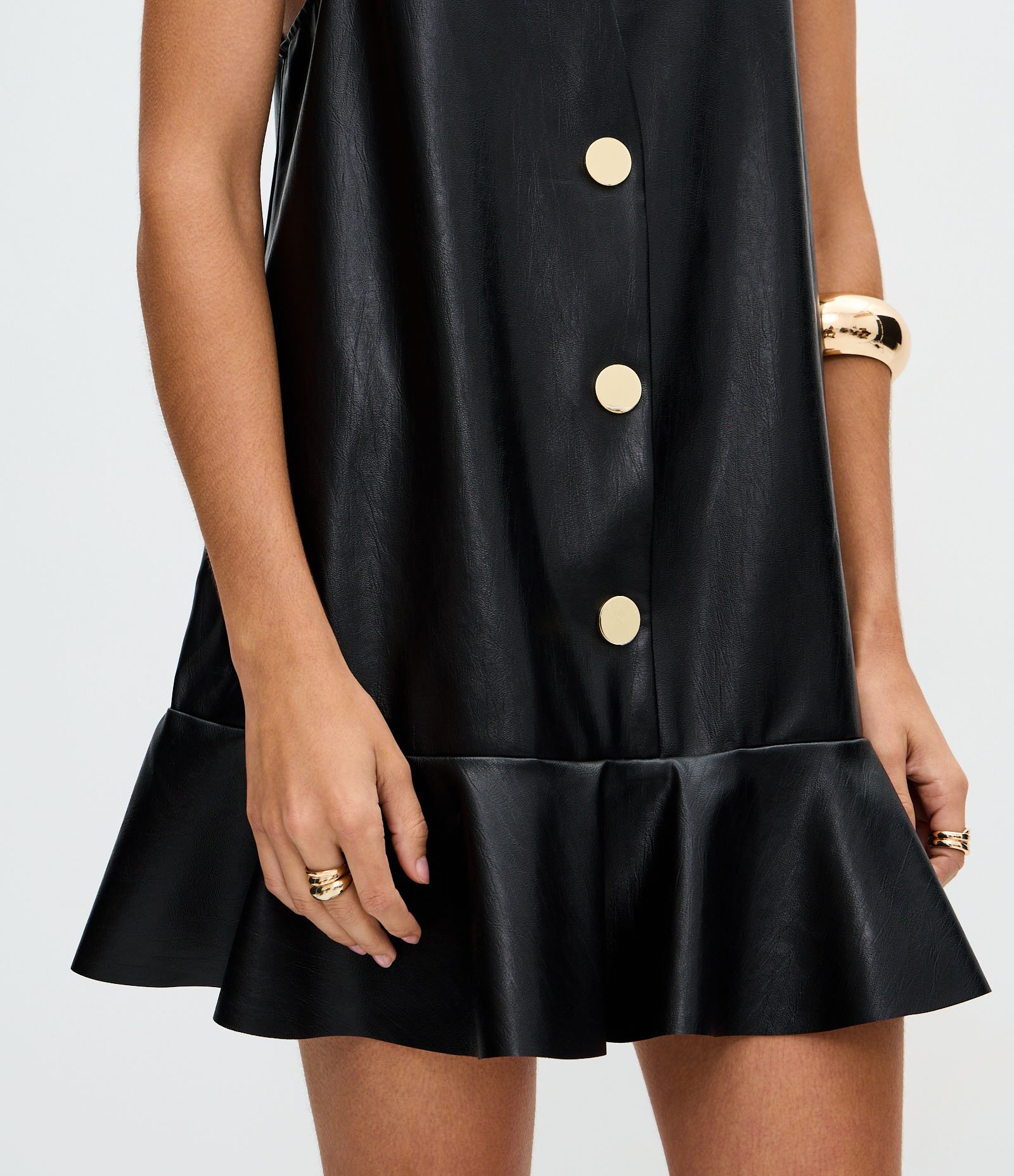 Vestido Salopete Curto em PU com Abotoamento Preto 4