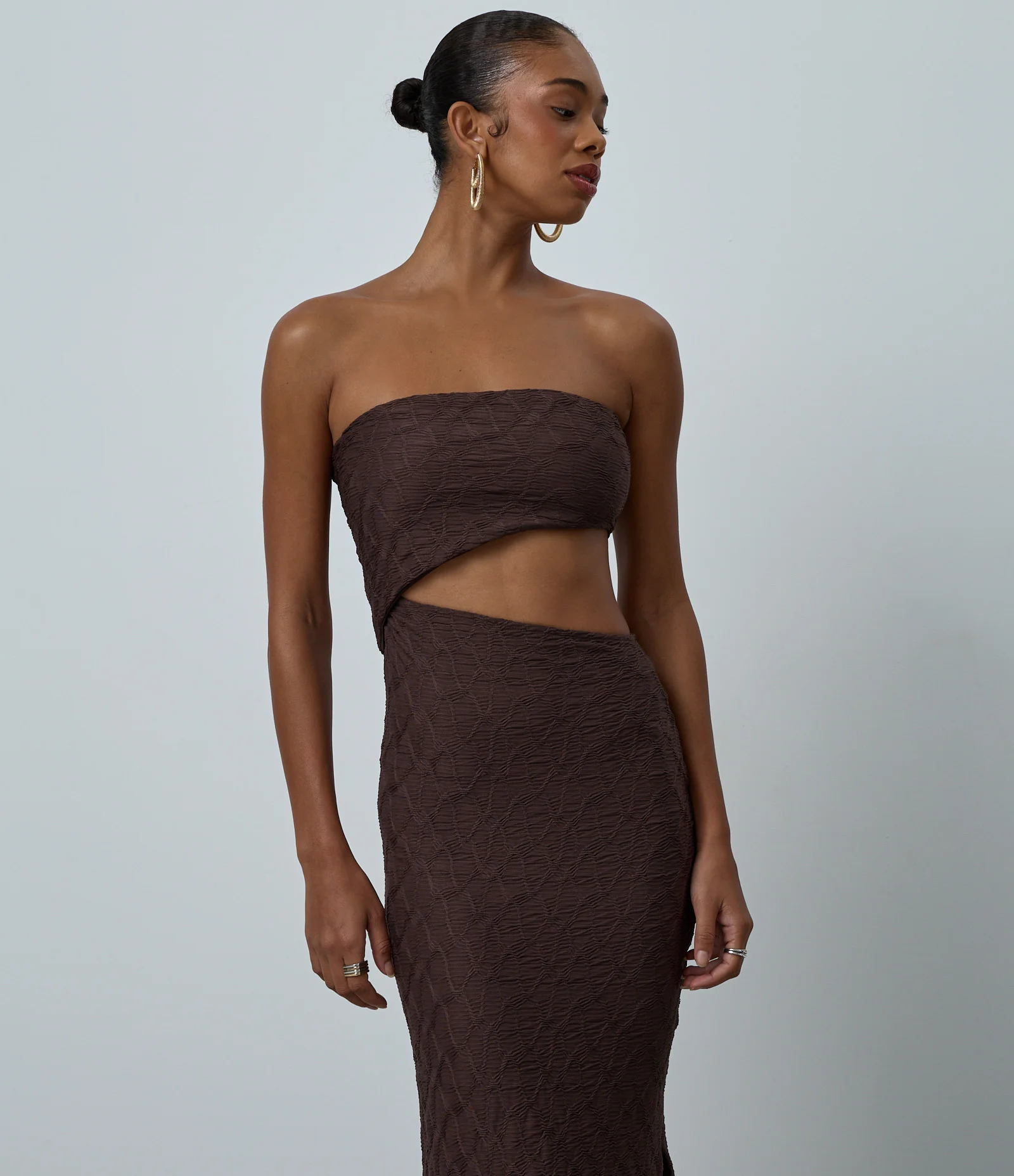Vestido New Midi Texturizado com Cut Out Marrom 2