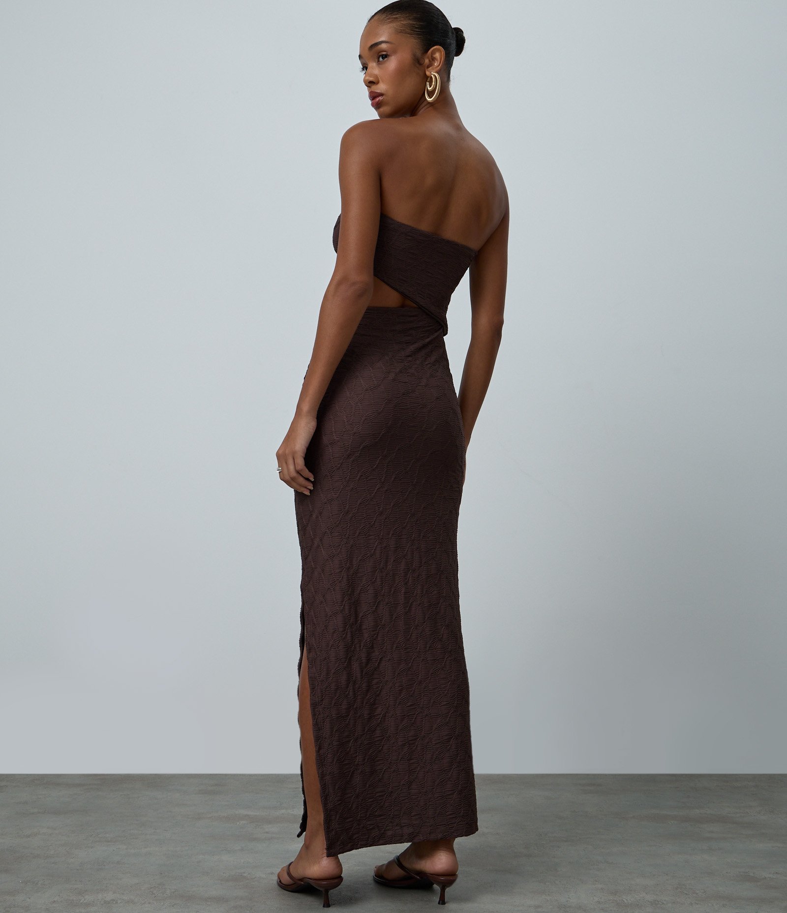 Vestido New Midi Texturizado com Cut Out Marrom 3