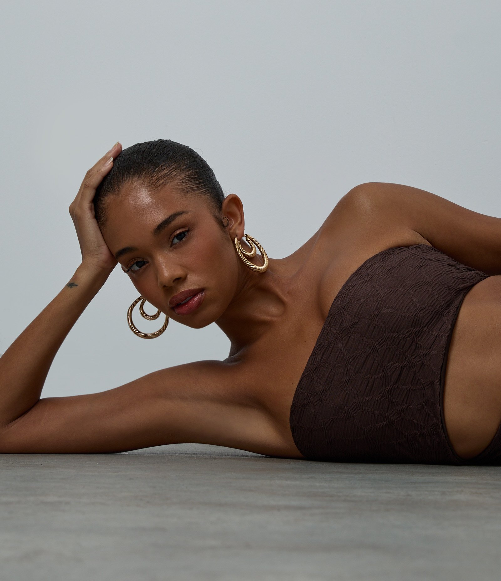 Vestido New Midi Texturizado com Cut Out Marrom 4