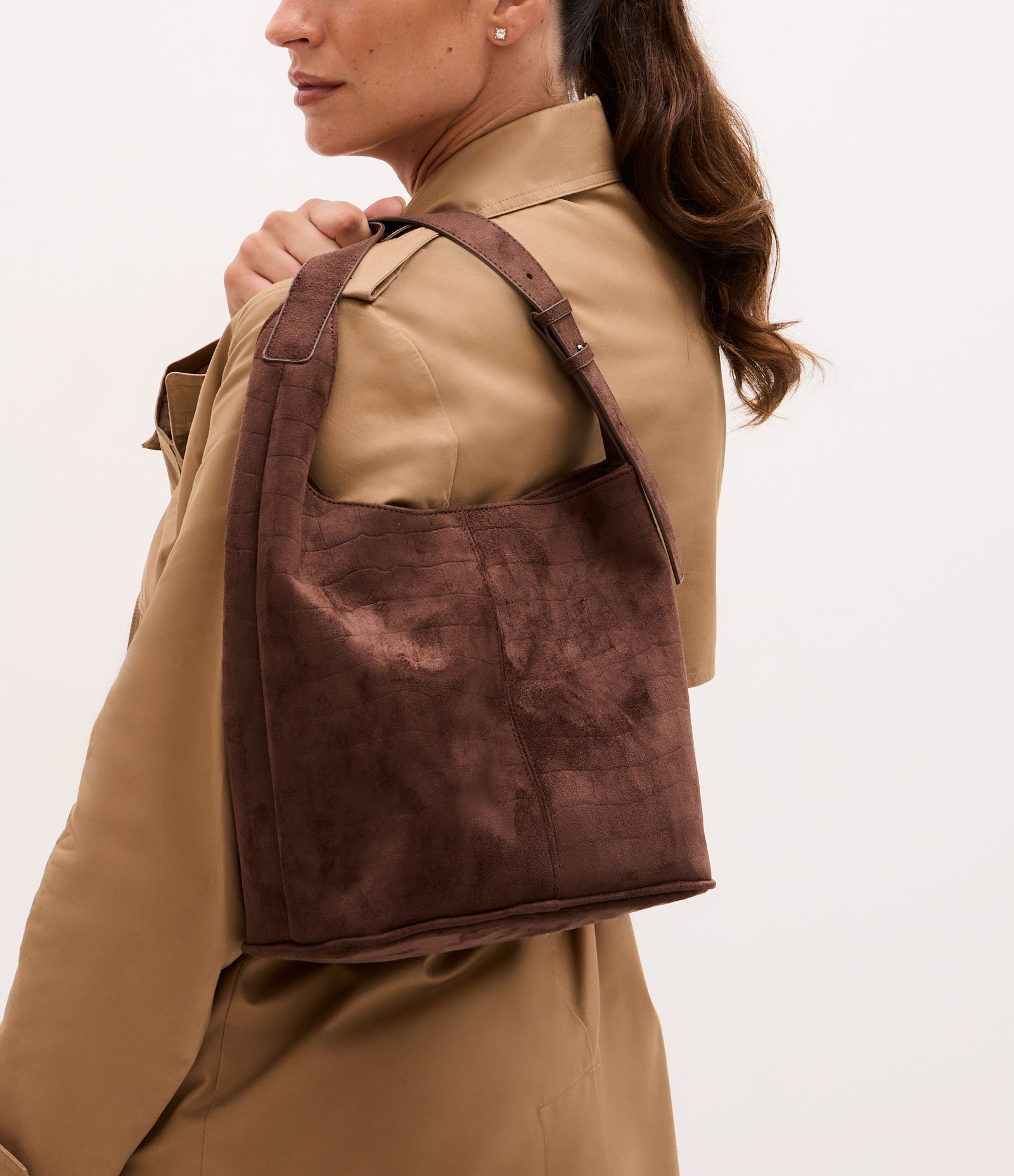 Bolsa Bucket Média em Suede com Textura Croco Marrom 7