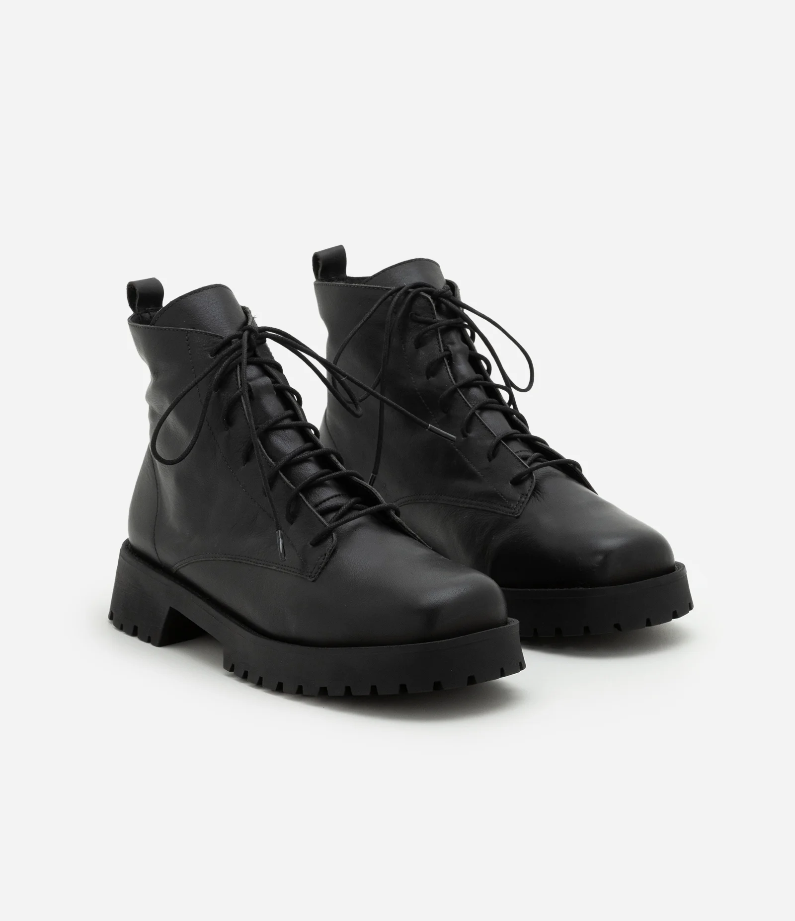 Bota Coturno em Couro com Bico Quadrado e Cadarço Preto 2