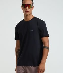 Camiseta Esportiva Regular com Tecnologia Dry e Estampa Localizada