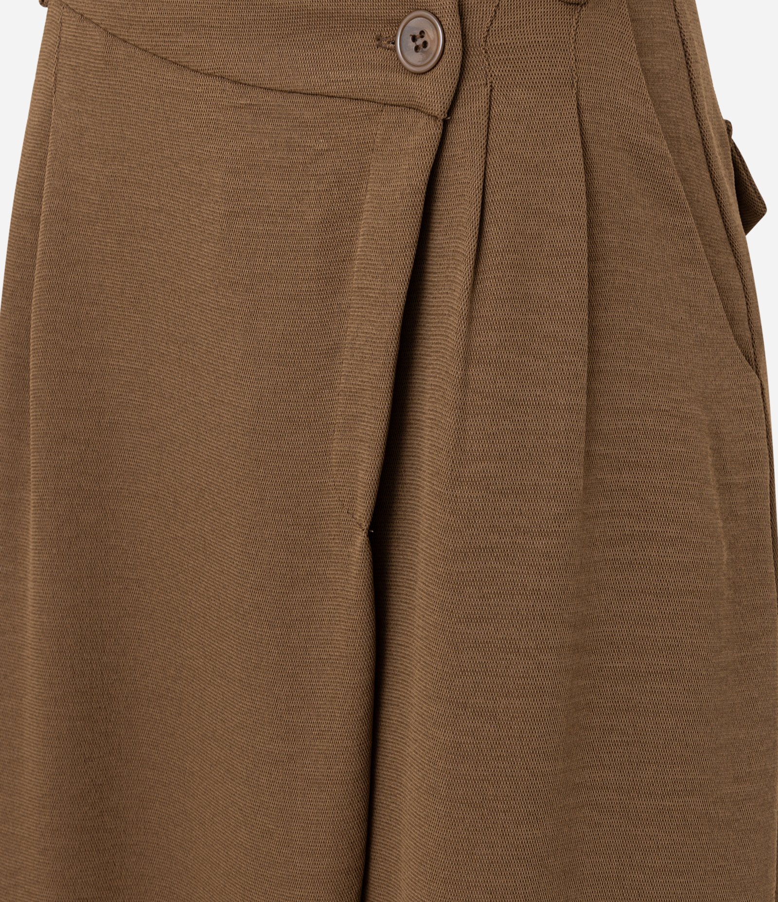 Calça Alfaiatada Texturizada com Transpasse e Pregas Marrom 6