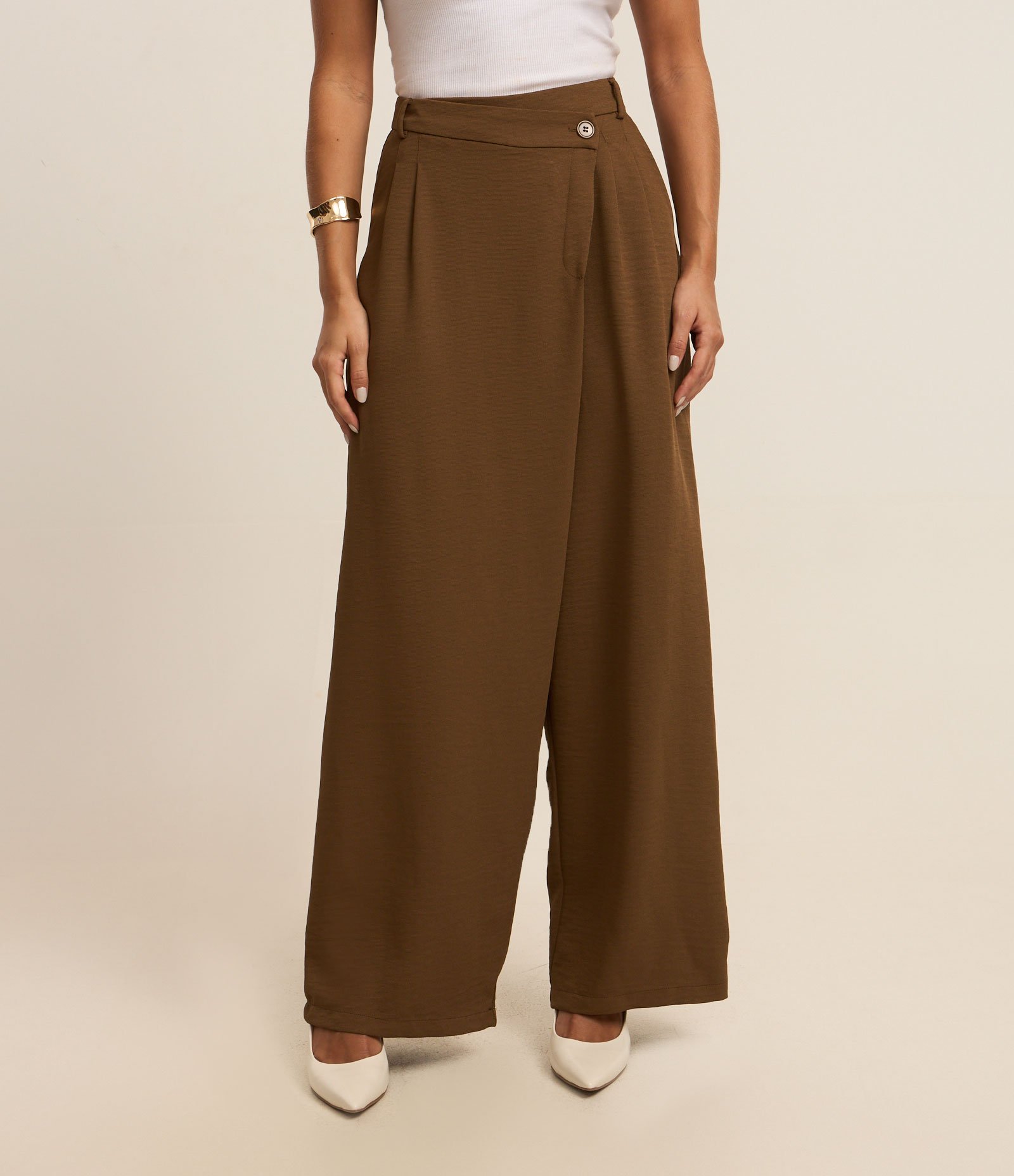 Calça Alfaiatada Texturizada com Transpasse e Pregas Marrom 2