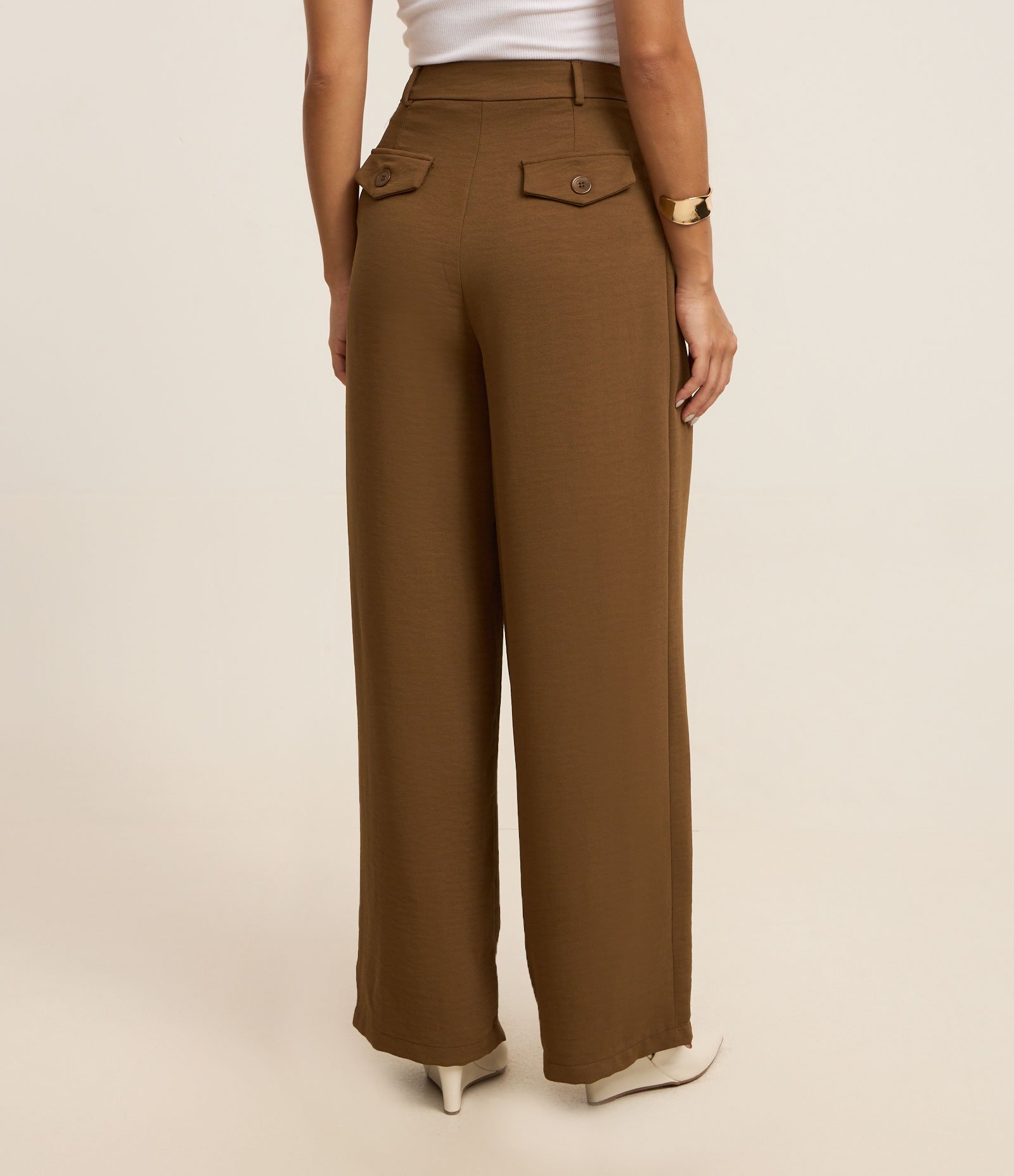 Calça Alfaiatada Texturizada com Transpasse e Pregas Marrom 4