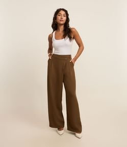 Calça Alfaiatada Texturizada com Transpasse e Pregas