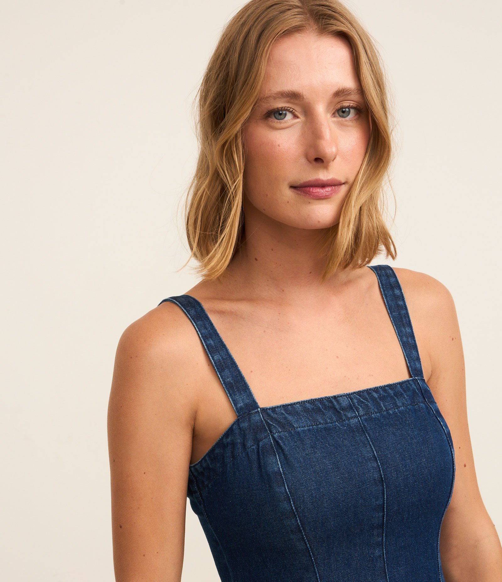 Vestido Curto em Jeans com Alças Médias Escuro 3