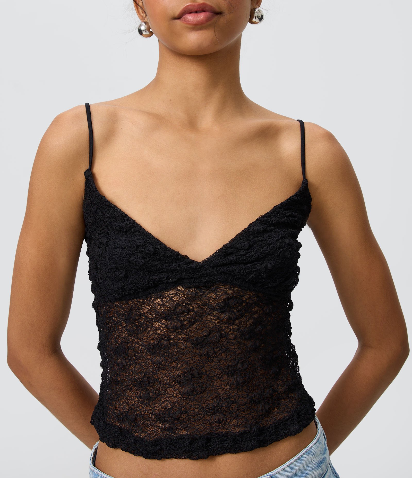 Blusa em Renda com Alça Fina e Textura Preto 2