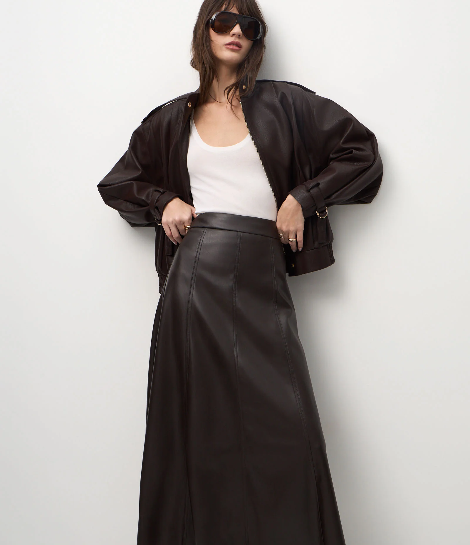 Saia Midi em PU com Recortes Frontais Marrom Escuro 2