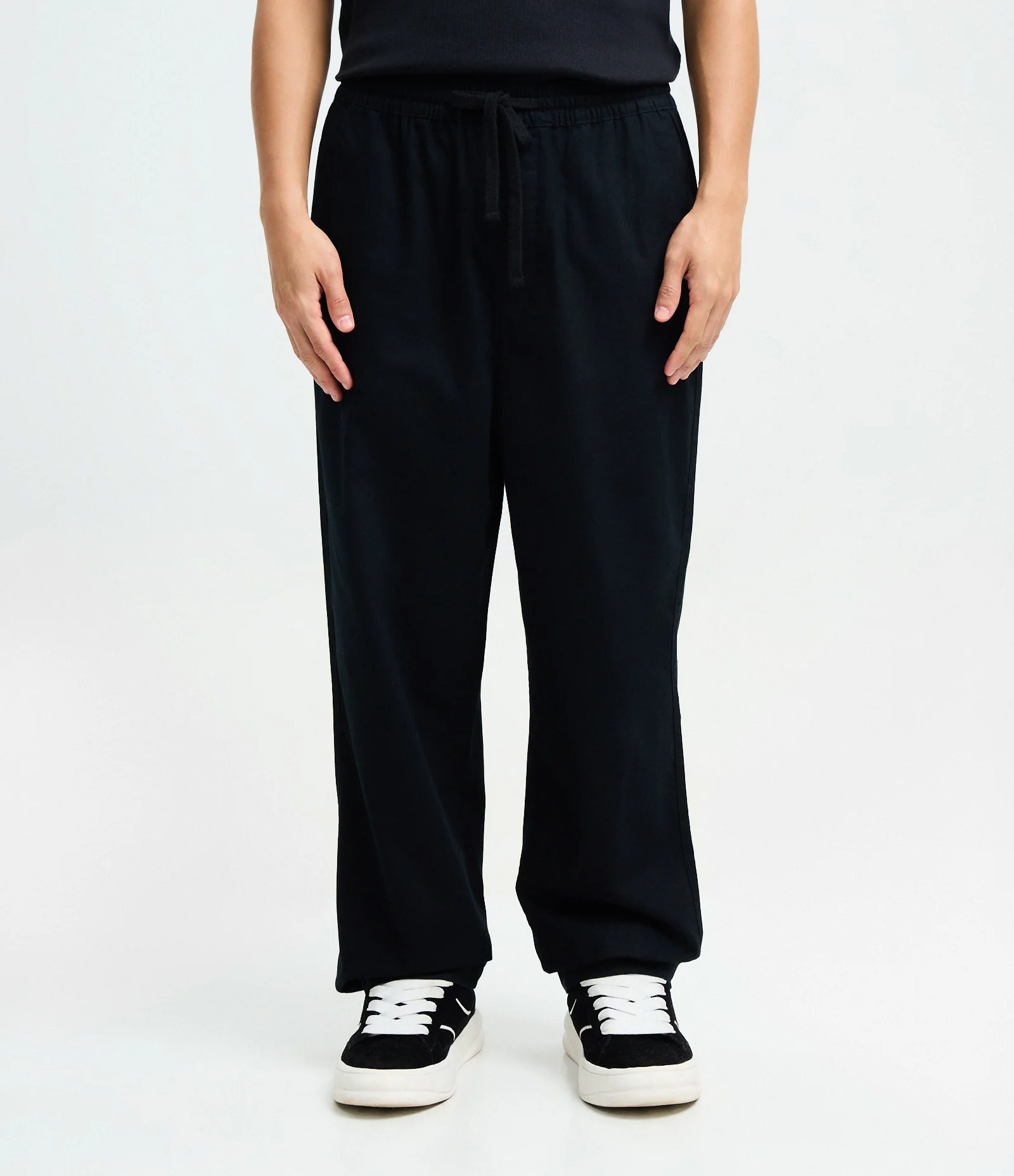 Calça Sarja Lisa com Cós Elástico e Amarração Modelo Relaxed Preto 2