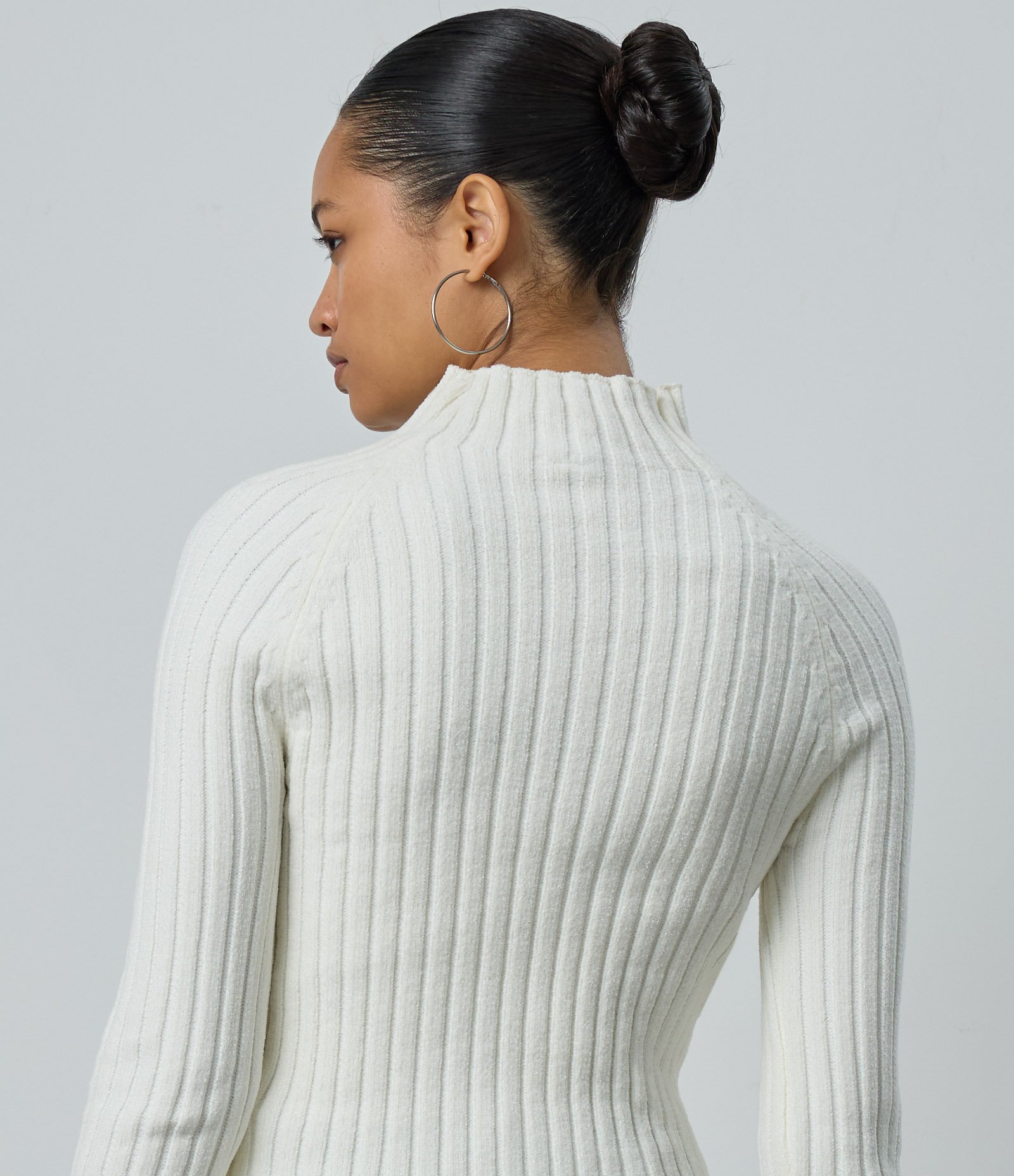 Blusa Cropped em Tricô com Gola Alta Branco 4