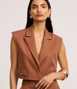 Colete Curto Alfaiatado com Ombreira