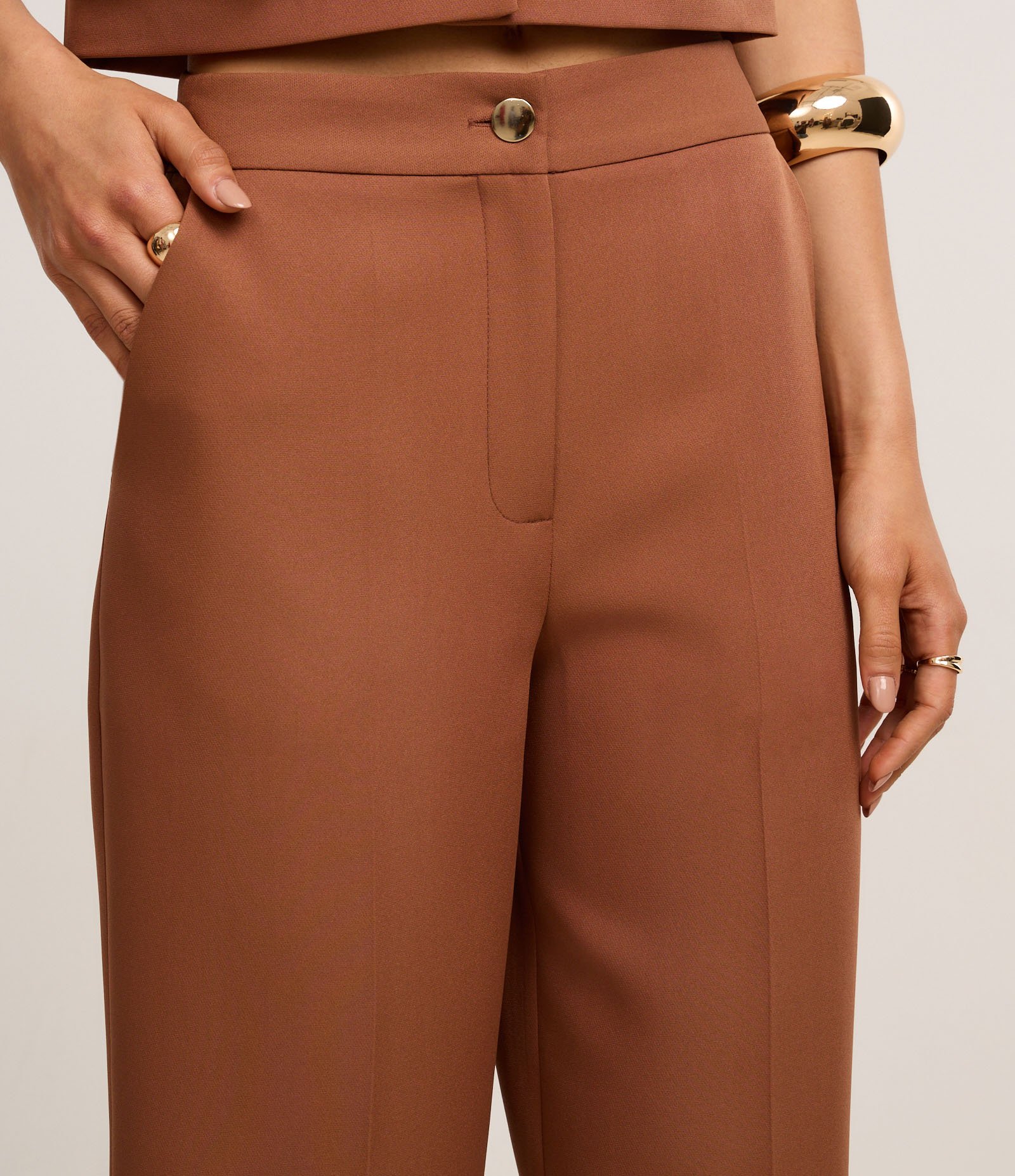 Calça Reta Alfaiatada com Cintura Alta Marrom 4