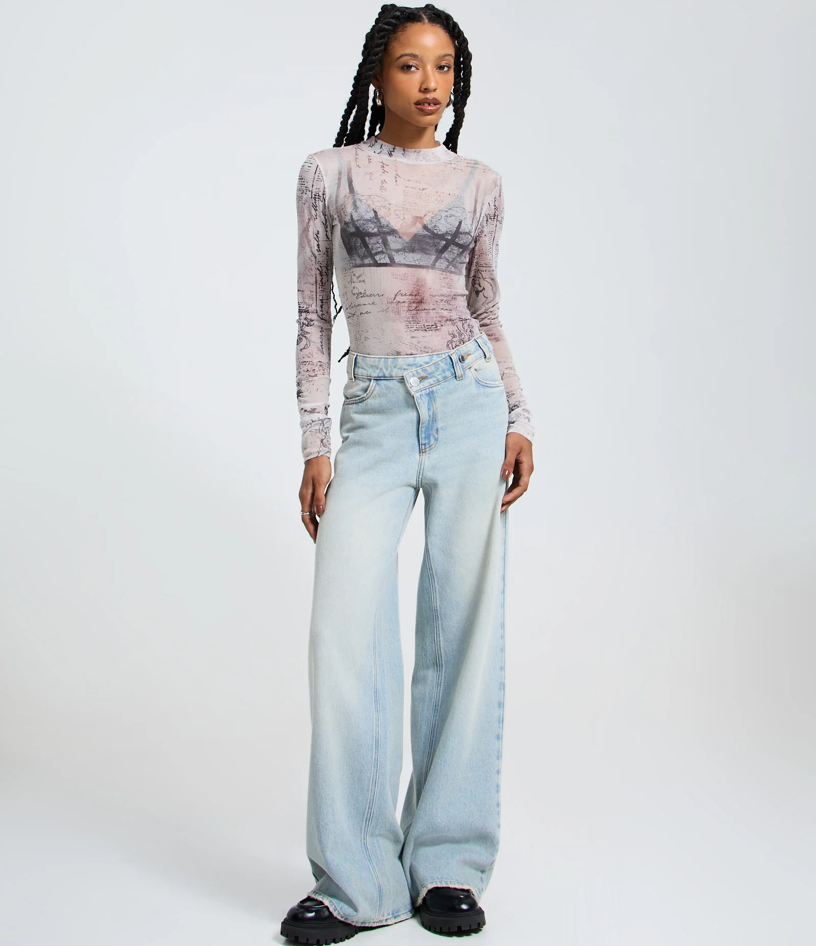 Blusa em Tule com Manga Longa e Estampa Vintage Branco/Preto 2