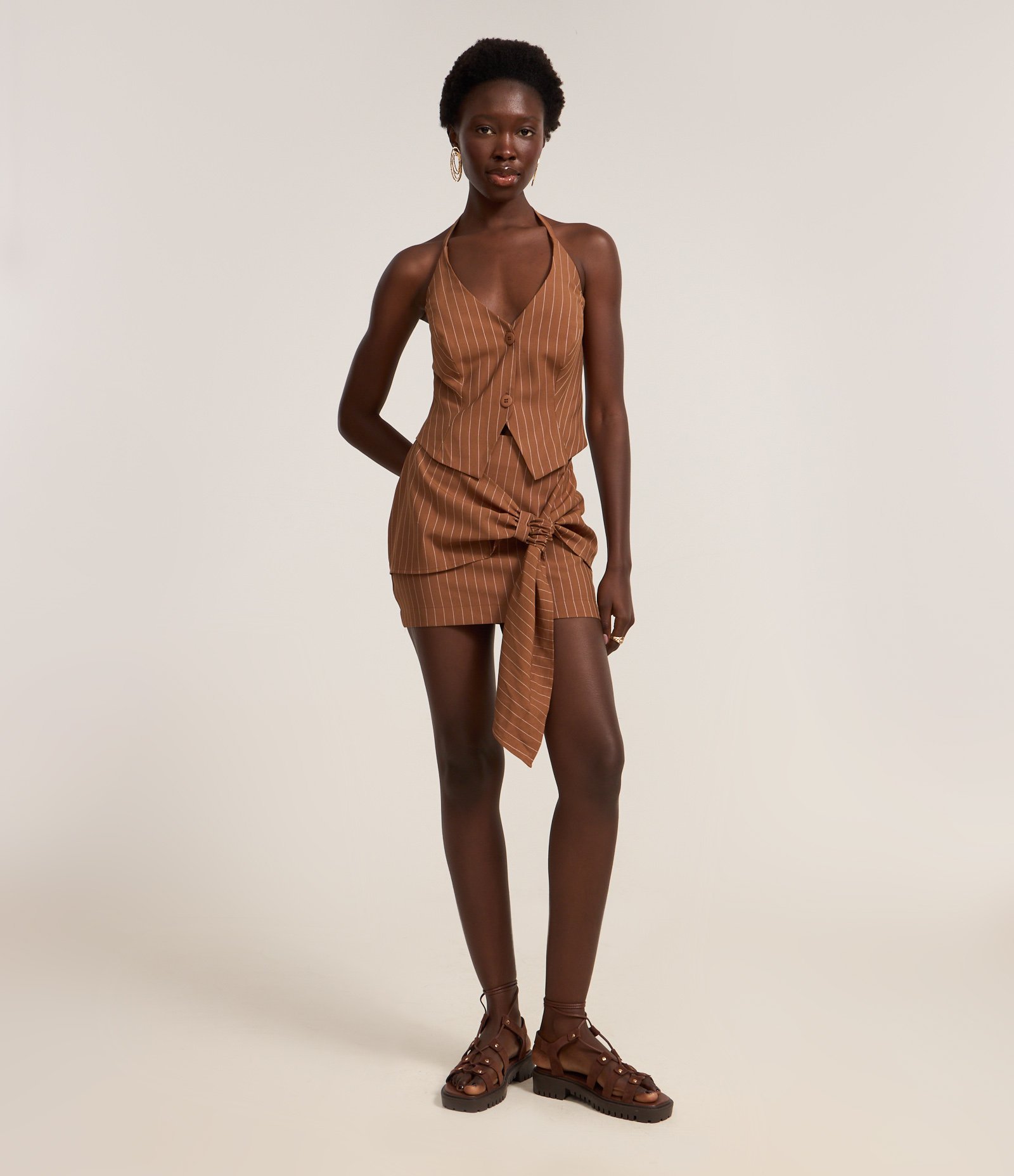 Saia Reta Alfaiatada com Laço Frontal e Risca de Giz Marrom 1