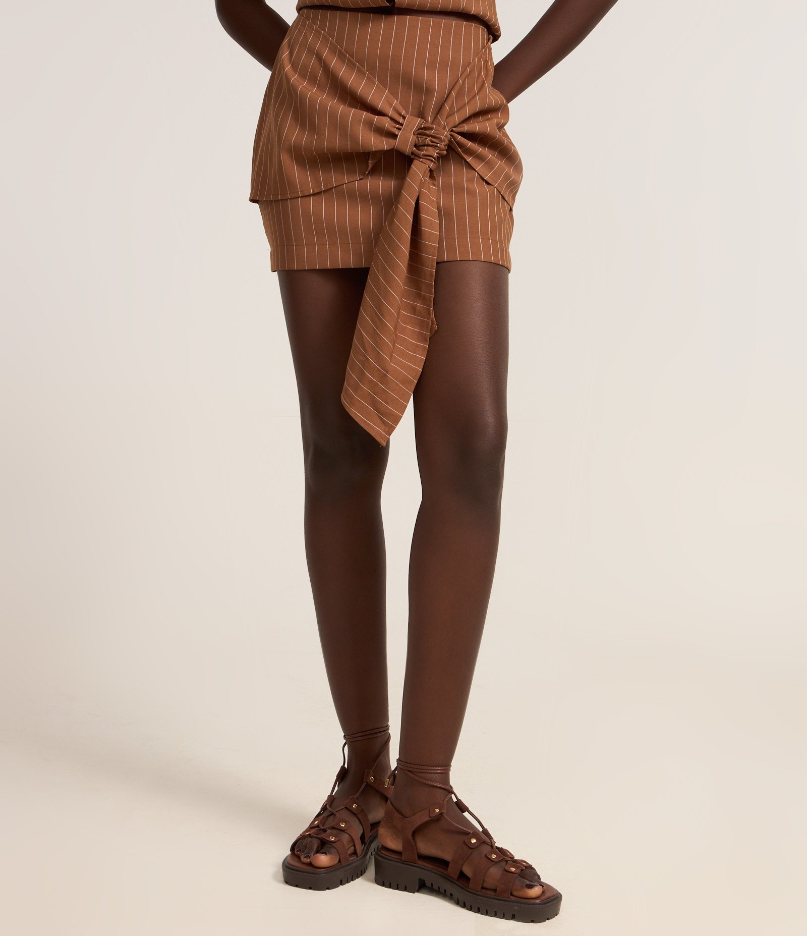 Saia Reta Alfaiatada com Laço Frontal e Risca de Giz Marrom 3