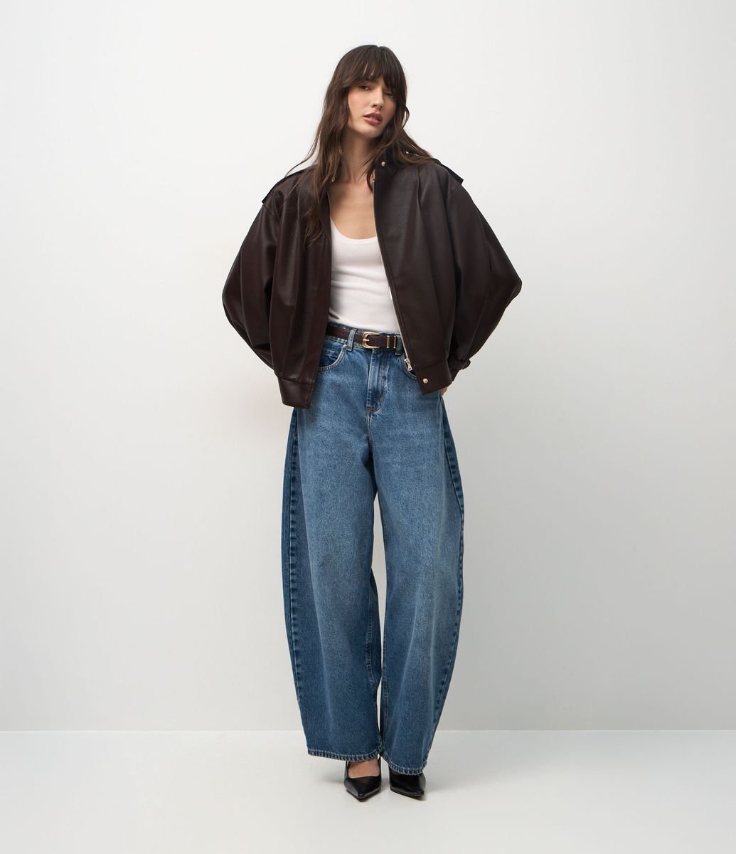 Jaqueta Oversized em PU com Pregas Marcadas e Fivelas no Punho Marrom