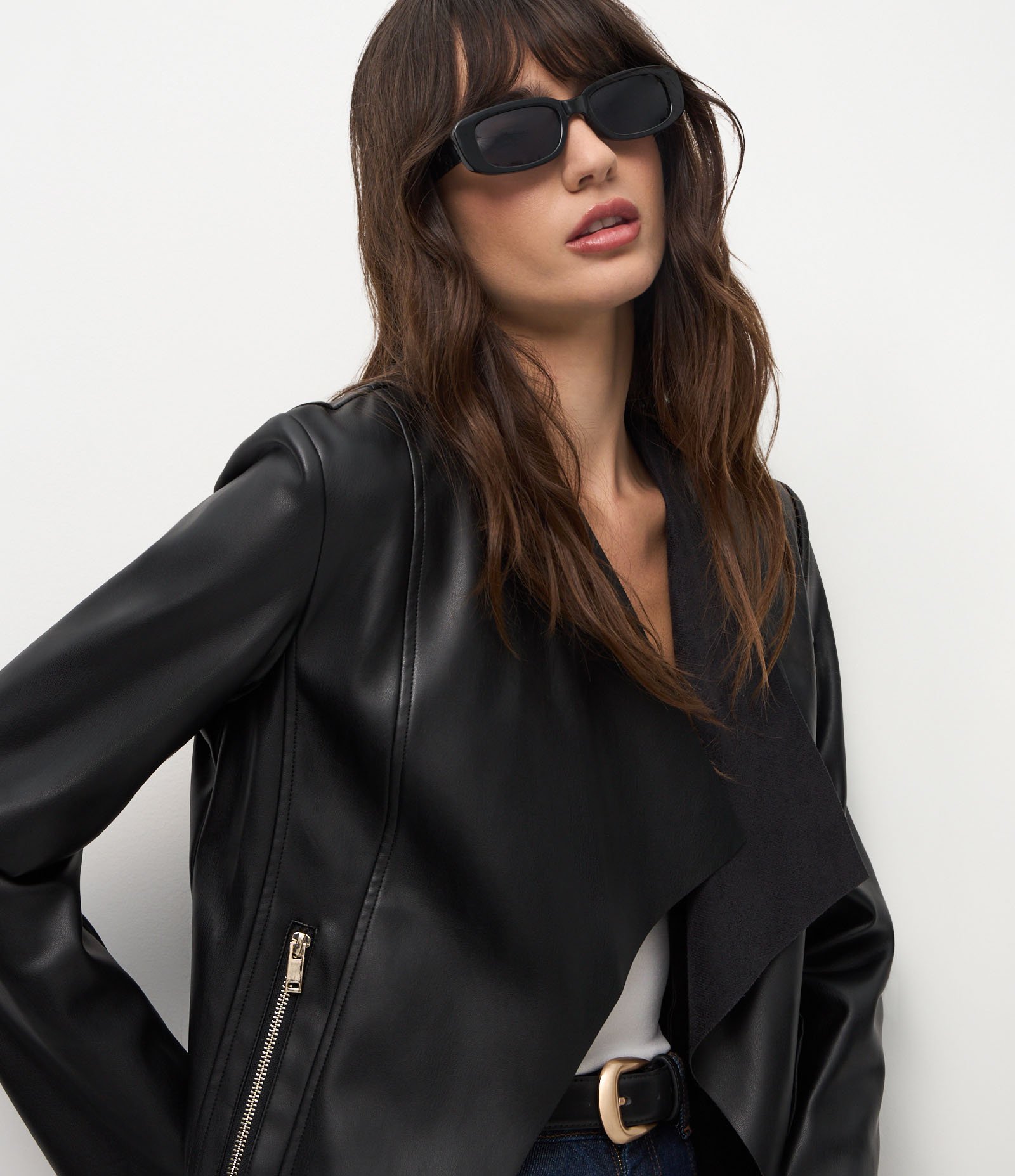 Jaqueta em PU com Lapela Frontal e Recorte a Laser Preto 3