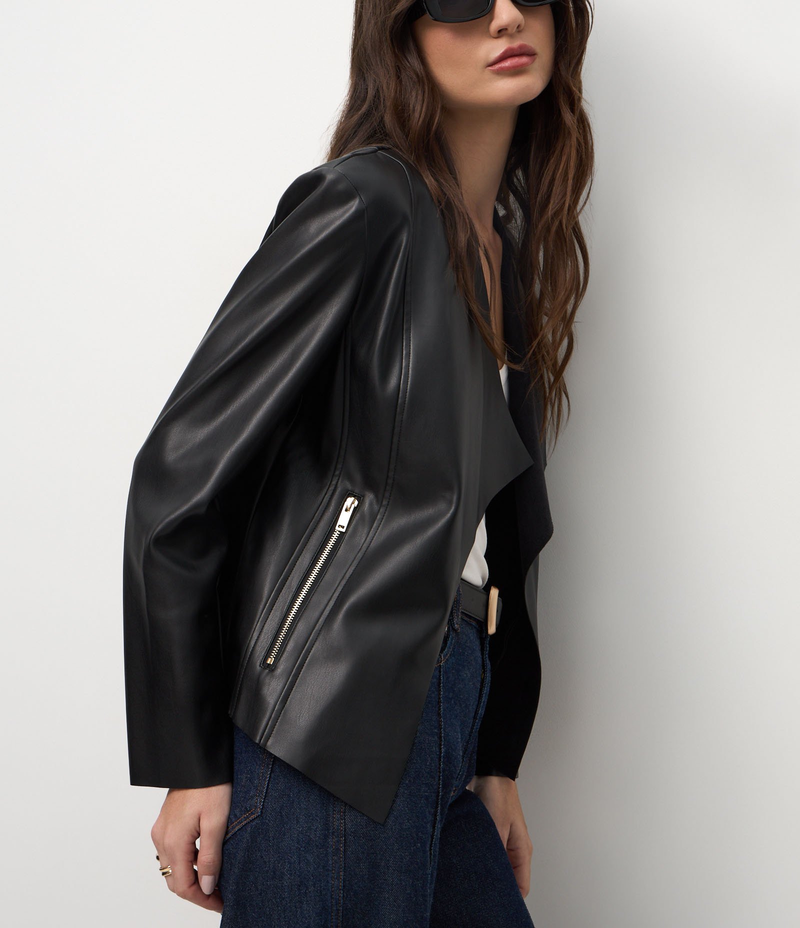 Jaqueta em PU com Lapela Frontal e Recorte a Laser Preto 4