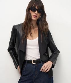 Jaqueta em PU com Lapela Frontal e Recorte a Laser