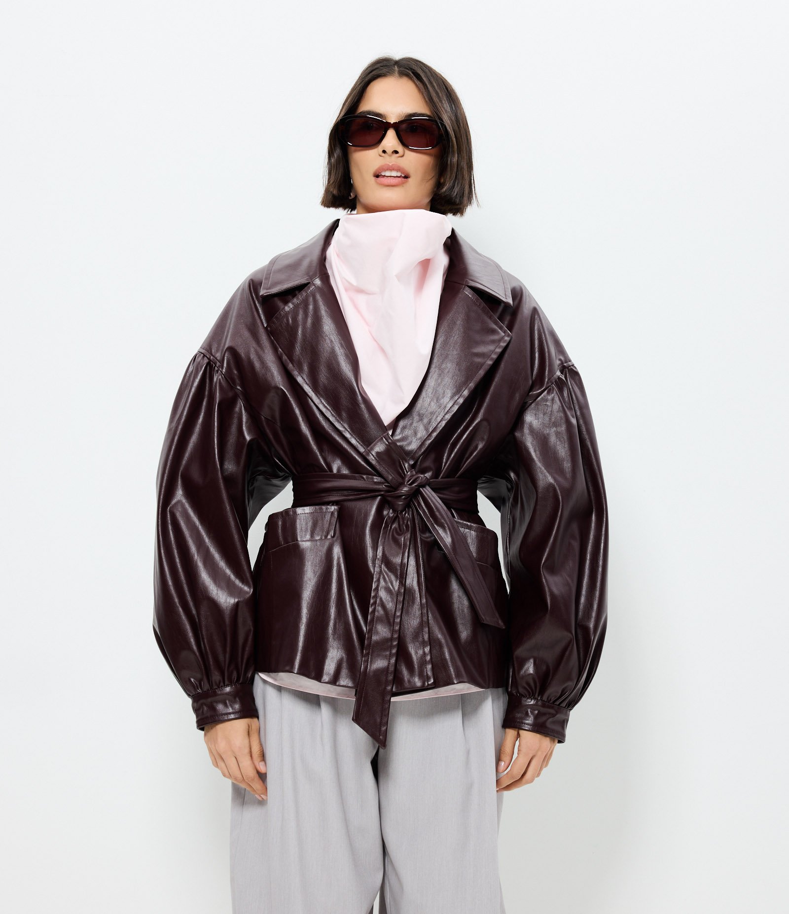Jaqueta Leve Oversized em PU com Manga Baloon e Cinto Vinho 1